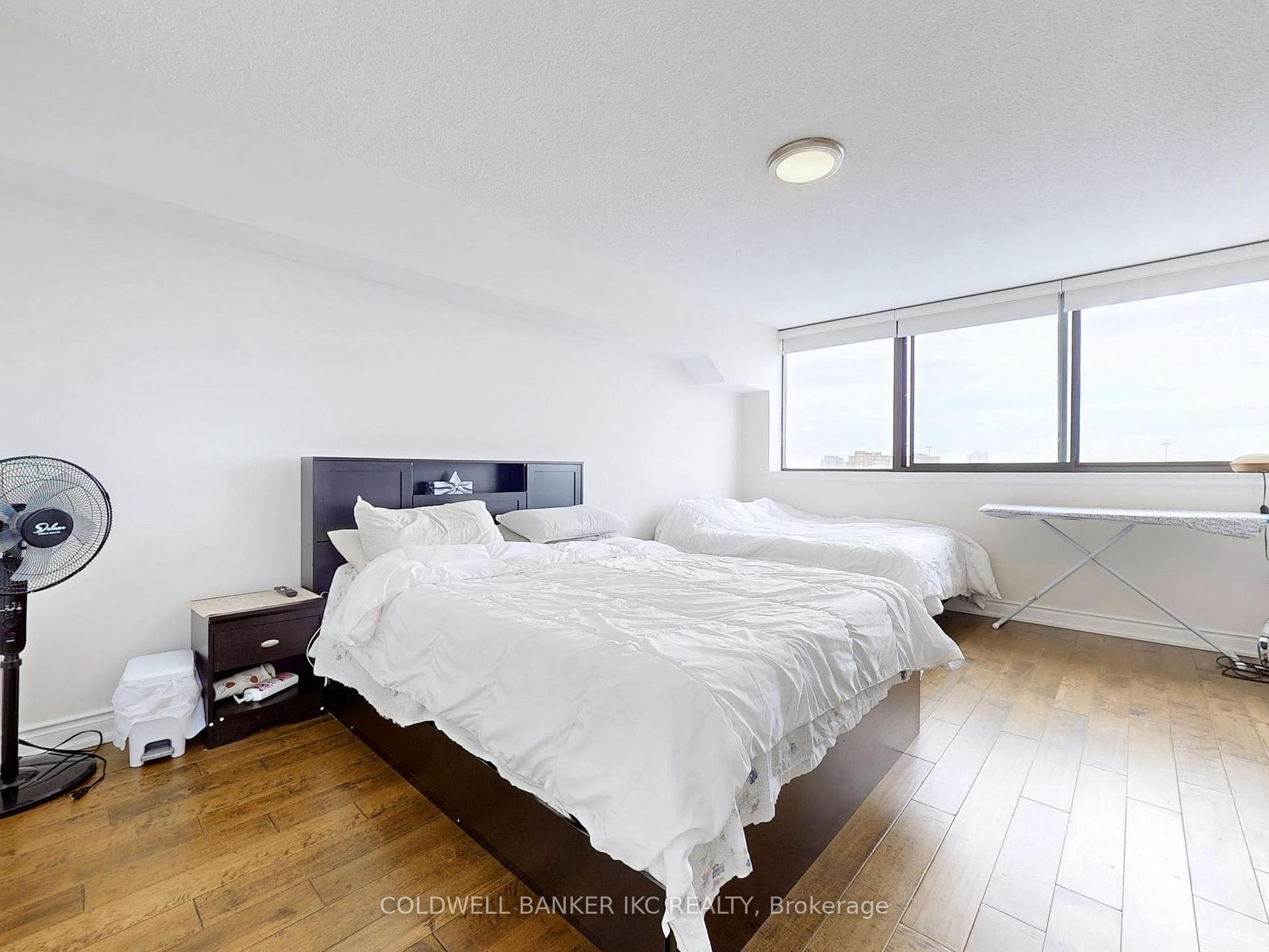 3 Bedrooms Condo at 4235 Sherwoodtowne, Mississauga For sale