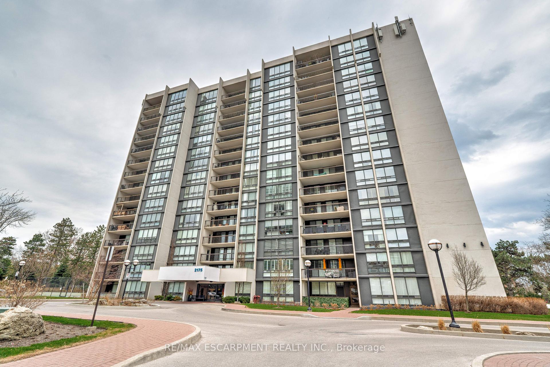 3 Bedrooms Condo at 2175 Marine, Oakville For sale