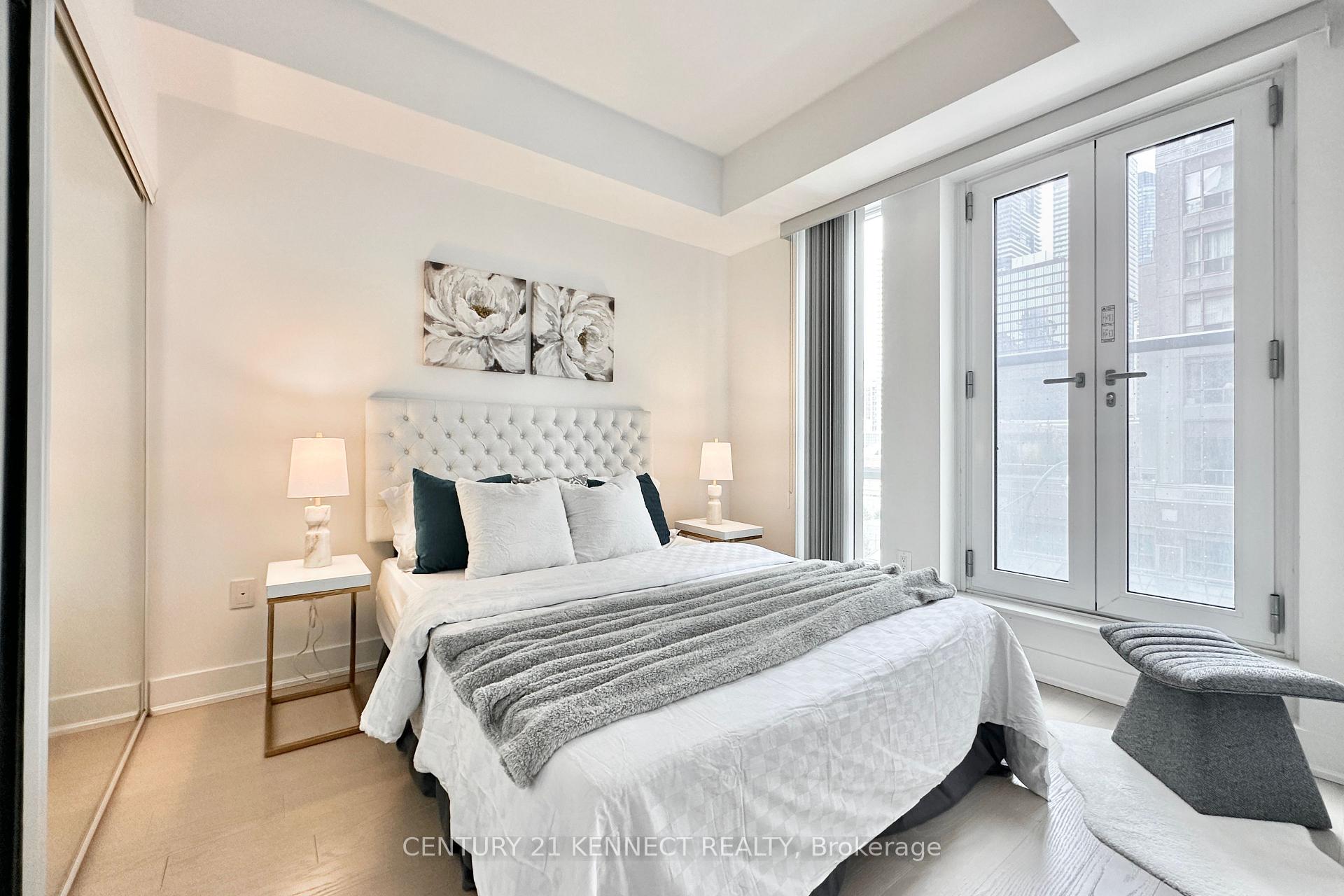 #313 – 955 Bay Street, Toronto, ON M5S 2A2