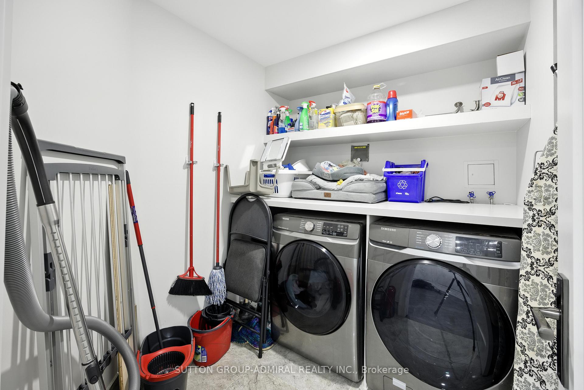 2 Bedrooms Condo at 131 Beecroft, Toronto For sale