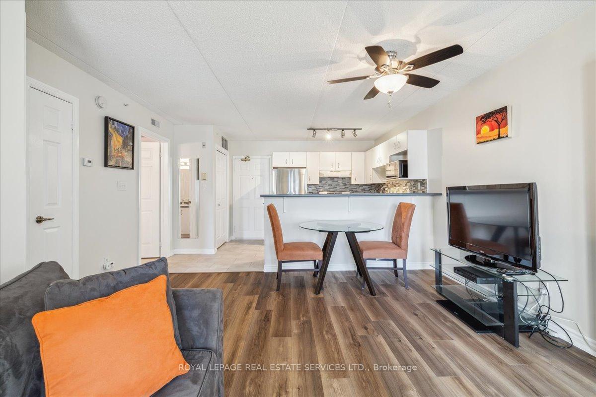 2 Bedrooms Condo at 1441 Walkers, Burlington For sale