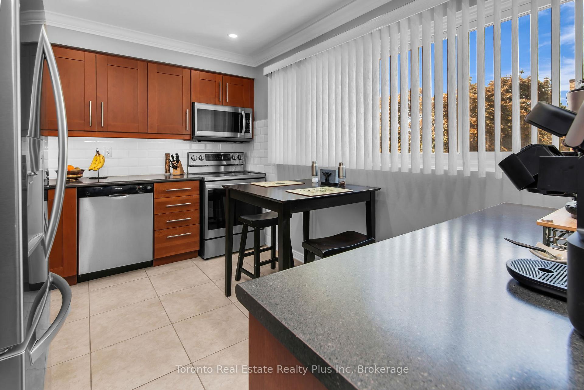 3 Bedrooms Condo at 400 Bloor, Mississauga For sale