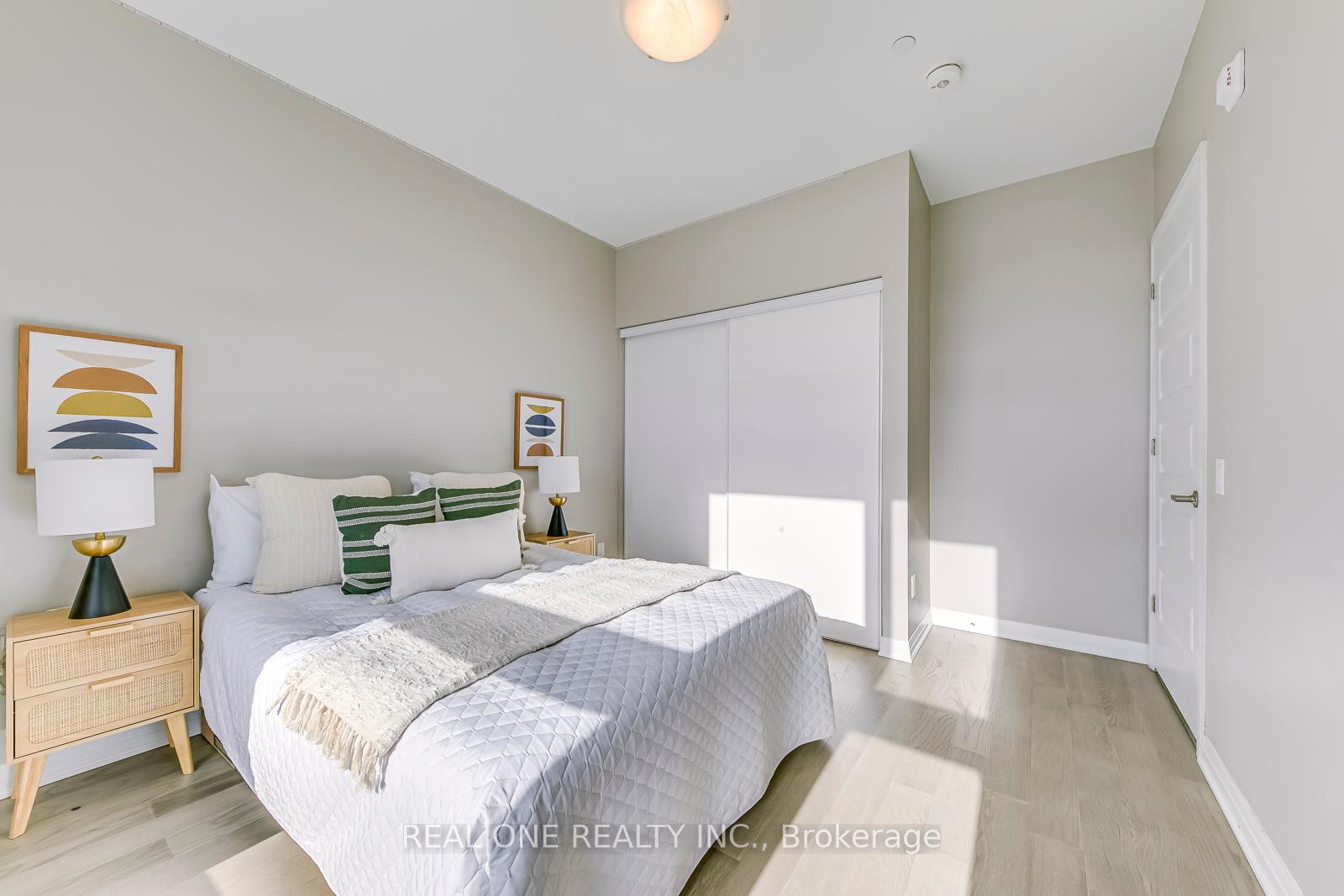 2 Bedrooms Condo at 95 Dundas, Oakville For sale