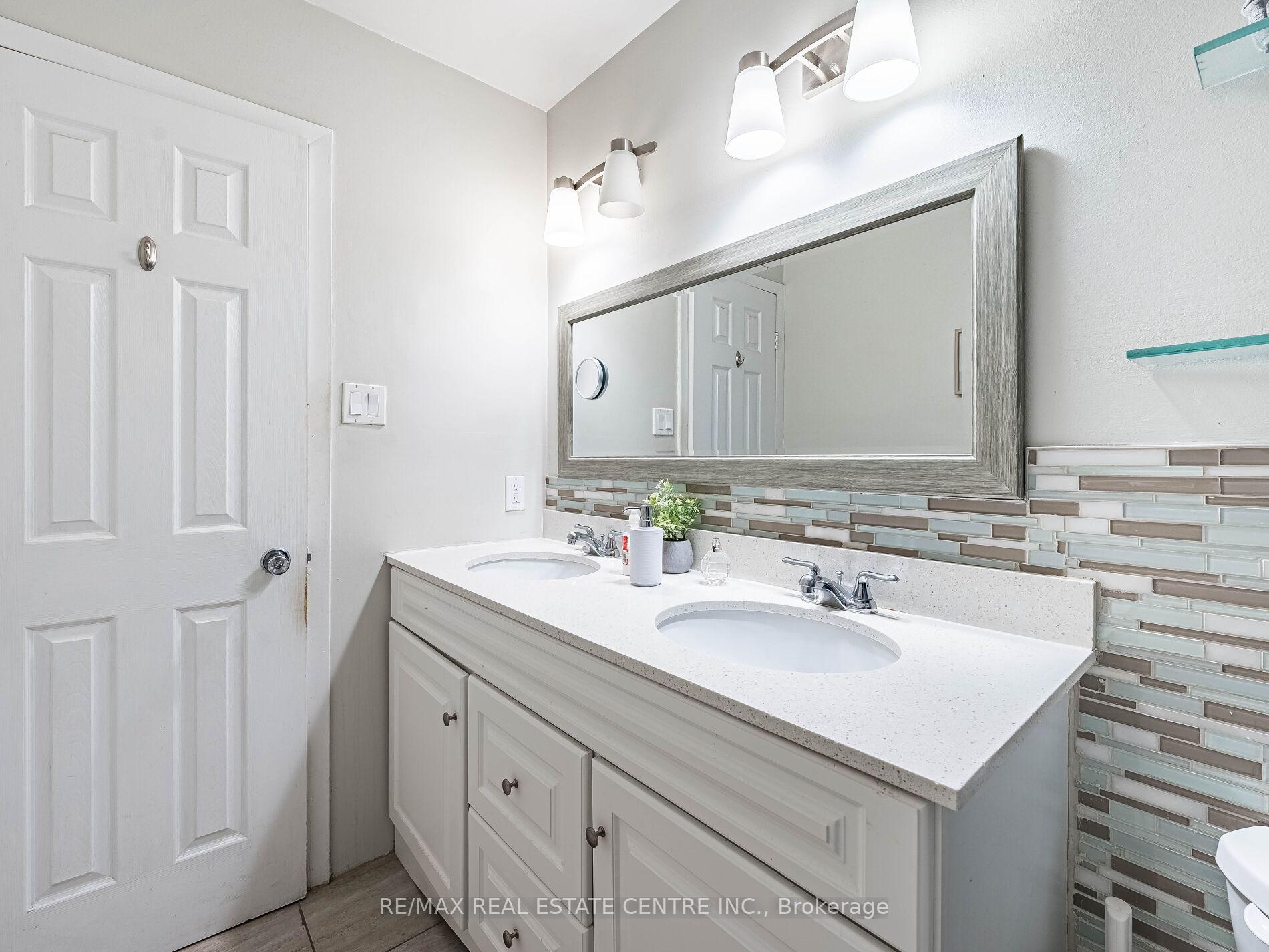 5 Bedrooms Condo at 34 San Roberto, Toronto For sale