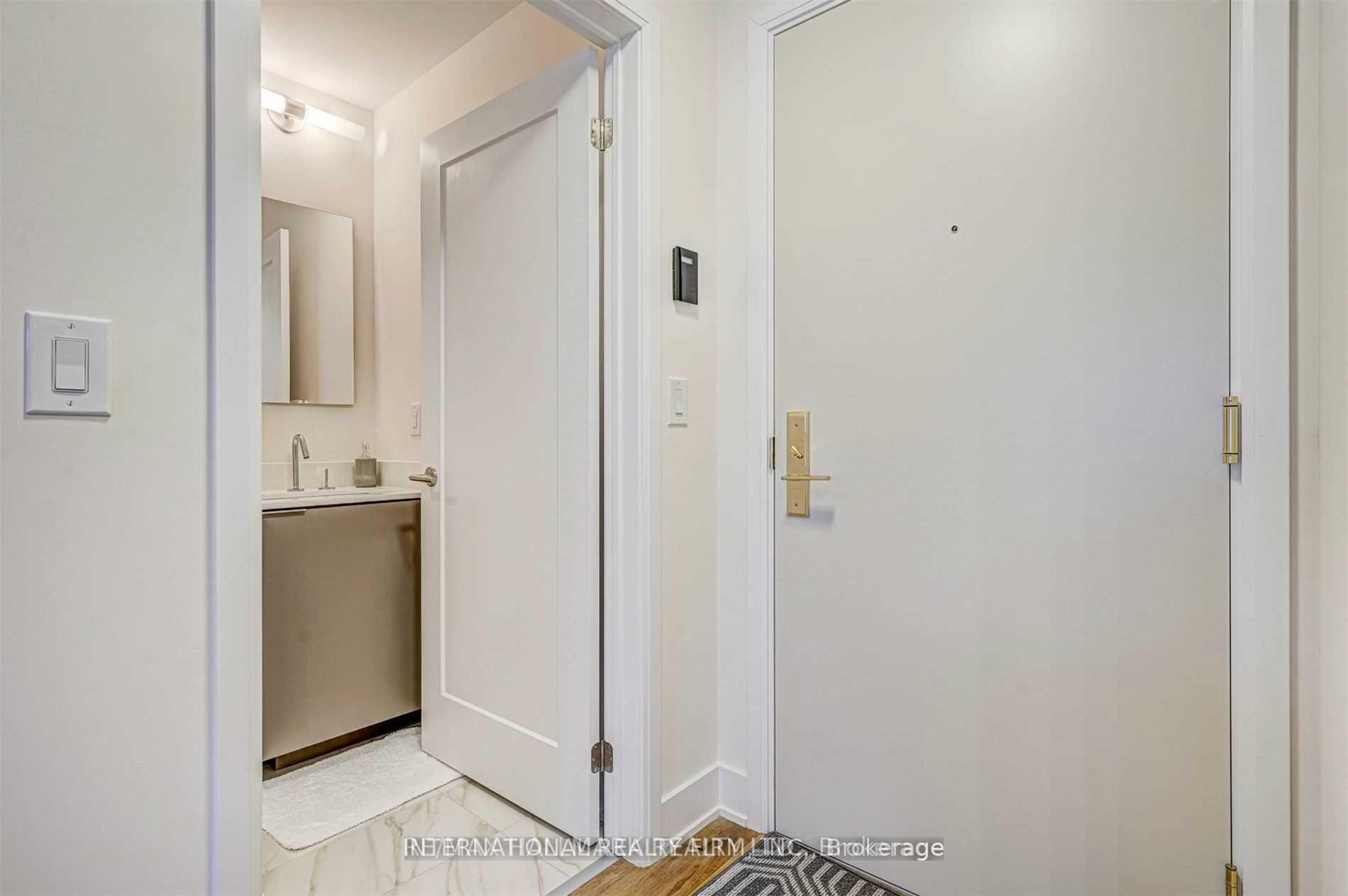 1 Bedroom Condo at 88 Cumberland,  Toronto For sale