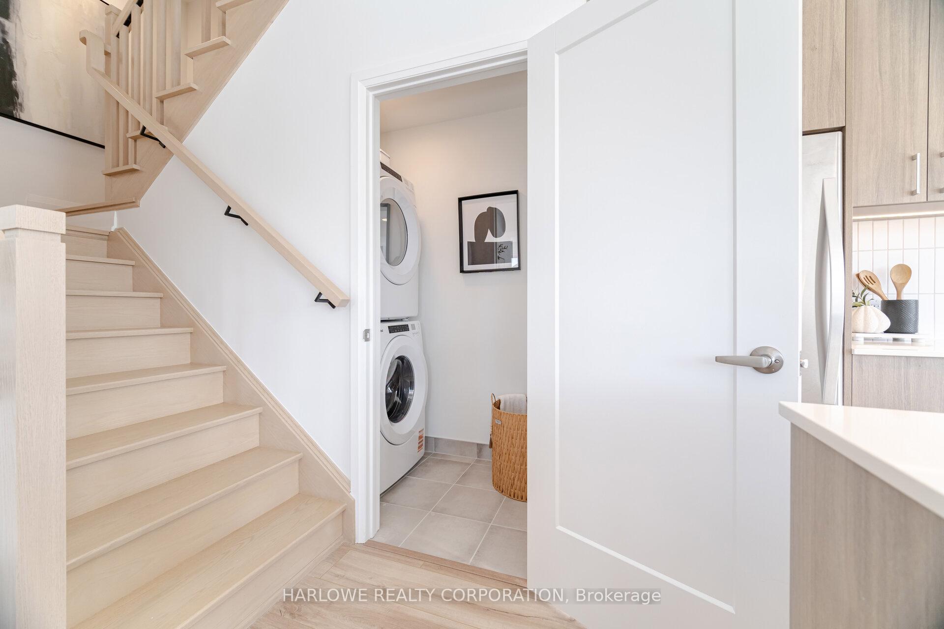 3 Bedrooms Condo at 274 Ironside, Oakville For sale