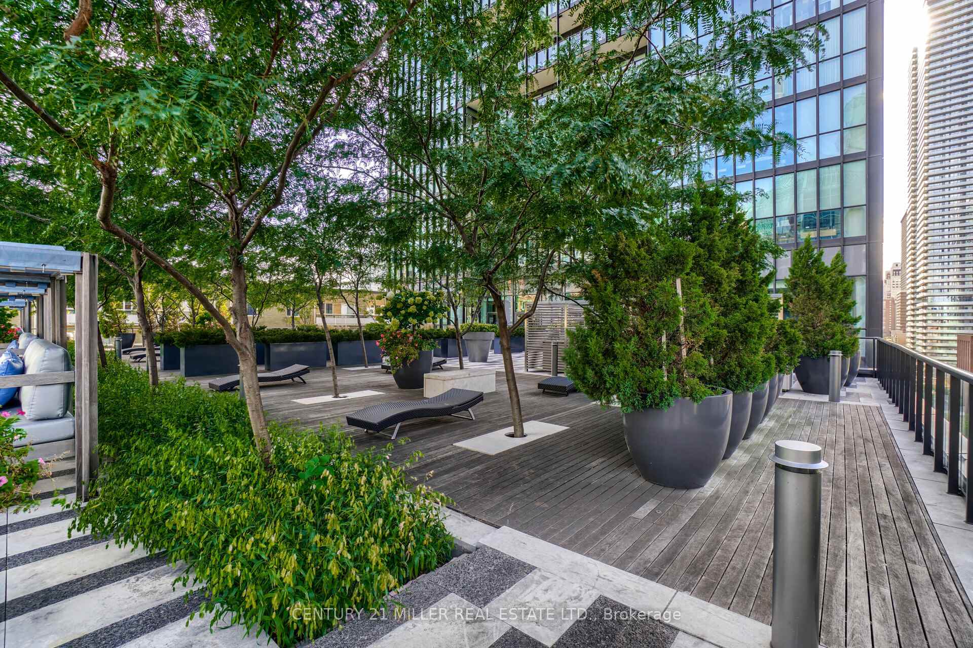2 Bedrooms Condo at 101 Charles, Toronto For sale
