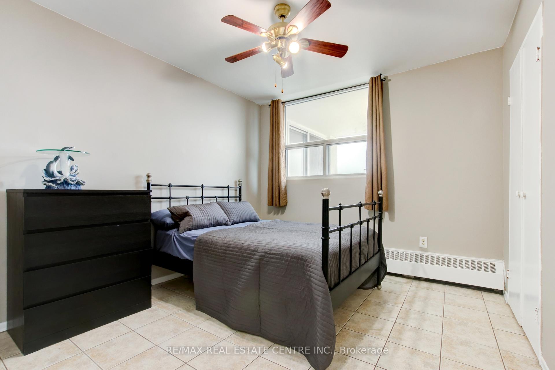 3 Bedrooms Condo at 2345 Confederation, Mississauga For sale