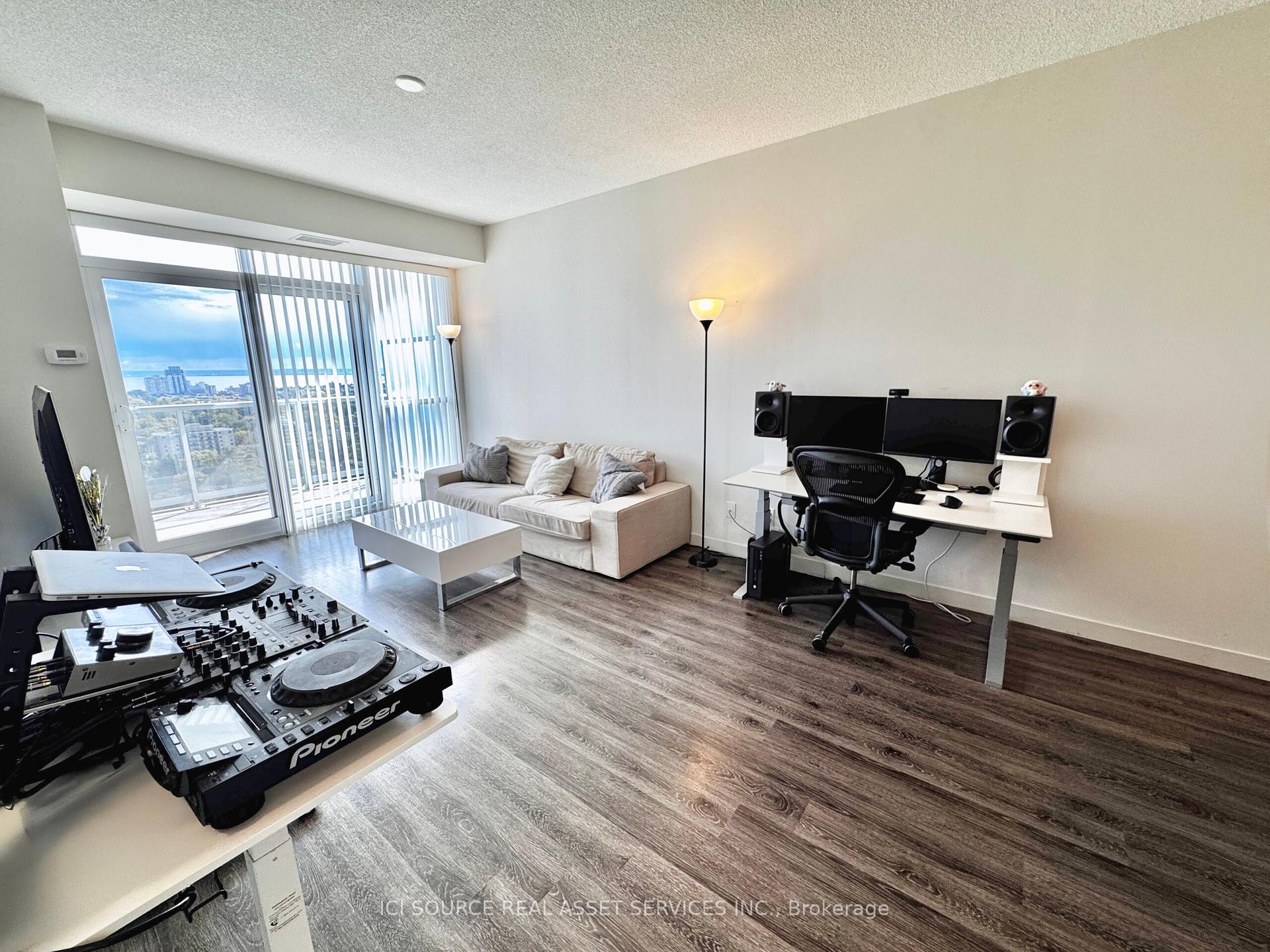 2 Bedrooms Condo at 2081 Fairview,  Burlington For sale