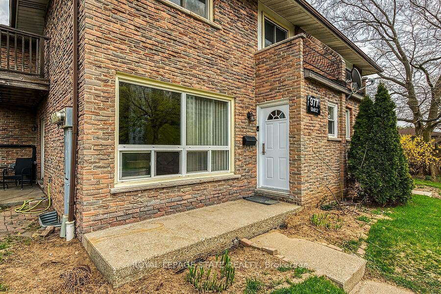 3 Bedrooms Condo at 977 Francis,  Burlington For sale