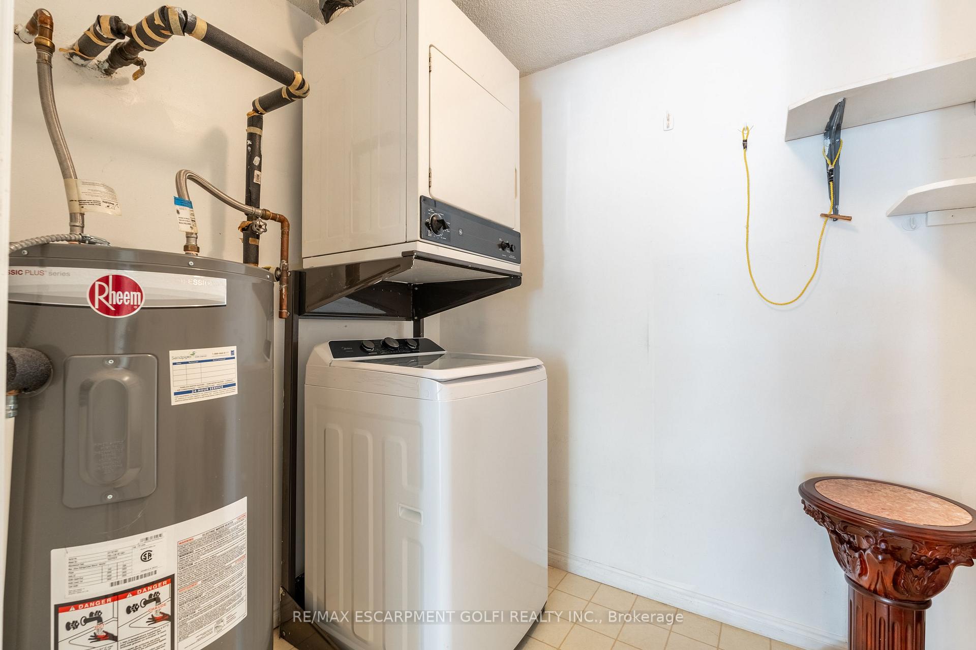 2 Bedrooms Condo at 416 LIMERIDGE,  Hamilton For sale