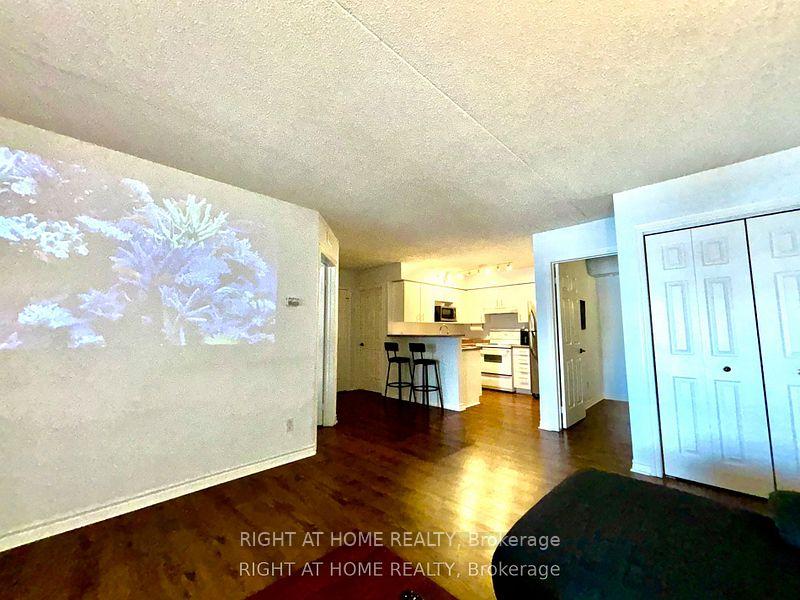 2 Bedrooms Condo at 4025 Kilmer, Burlington For sale