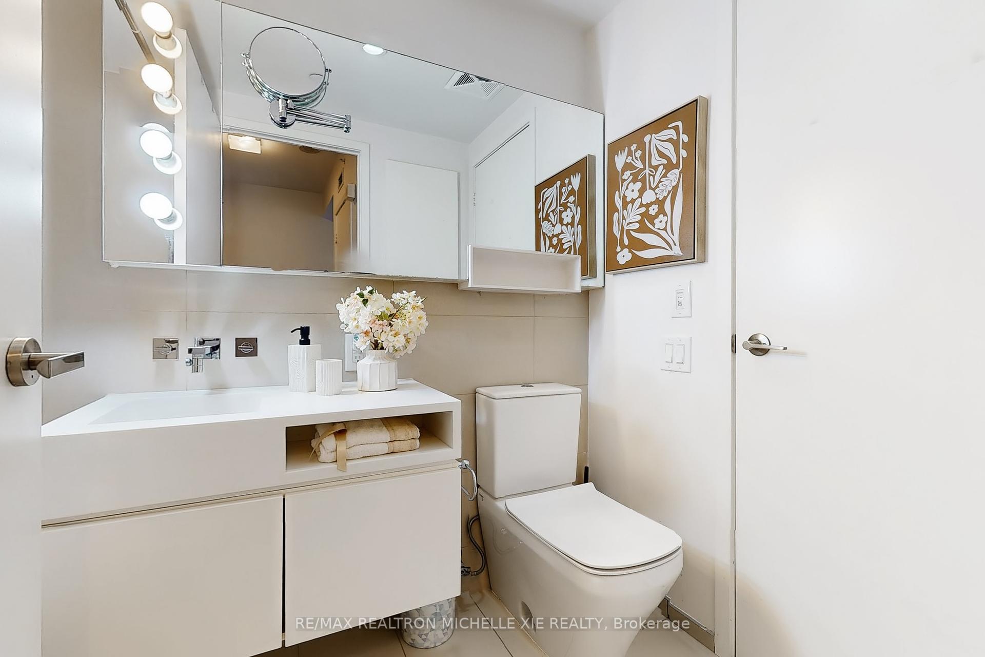 2 Bedrooms Condo at 45 Charles, Toronto For sale