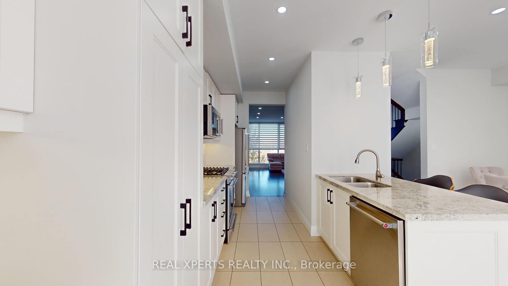 4 Bedrooms Condo at 90 Little Creek,  Mississauga For sale