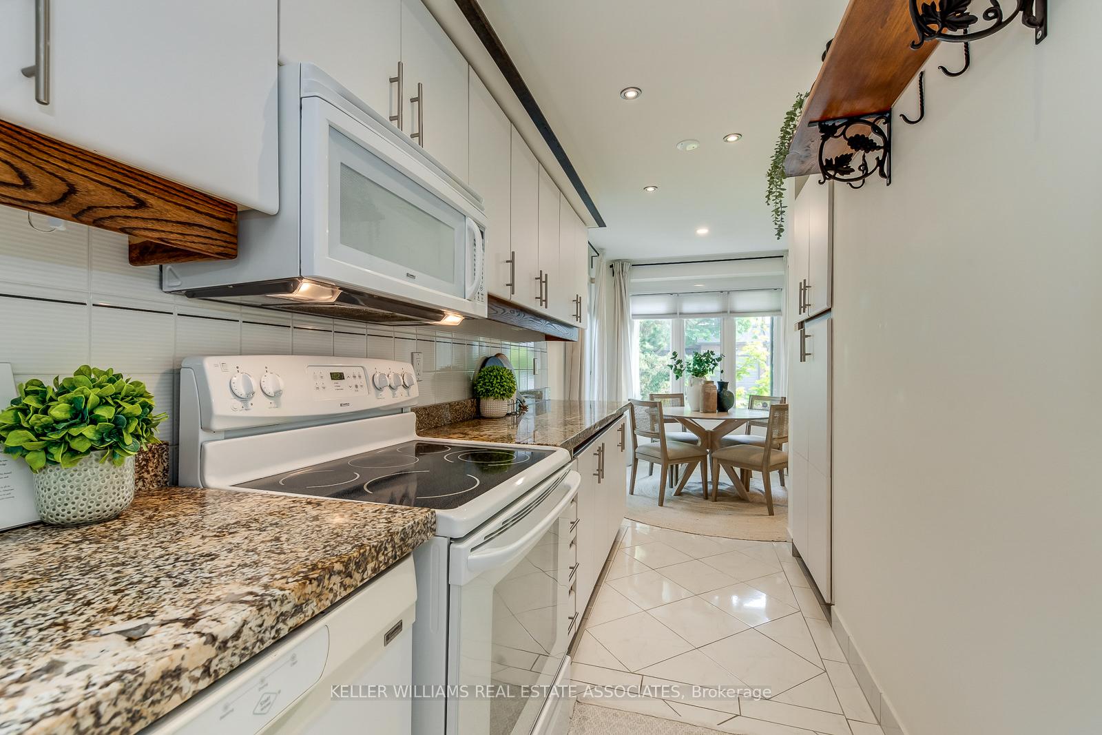 4 Bedrooms Condo at 3050 Orleans, Mississauga For sale