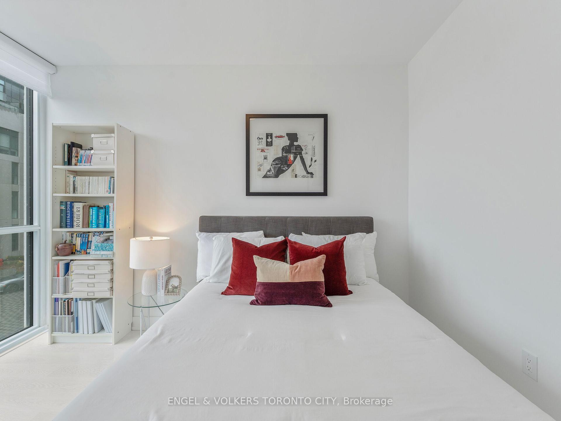 4 Bedrooms Condo at 30 Inn On The Park, Toronto For sale