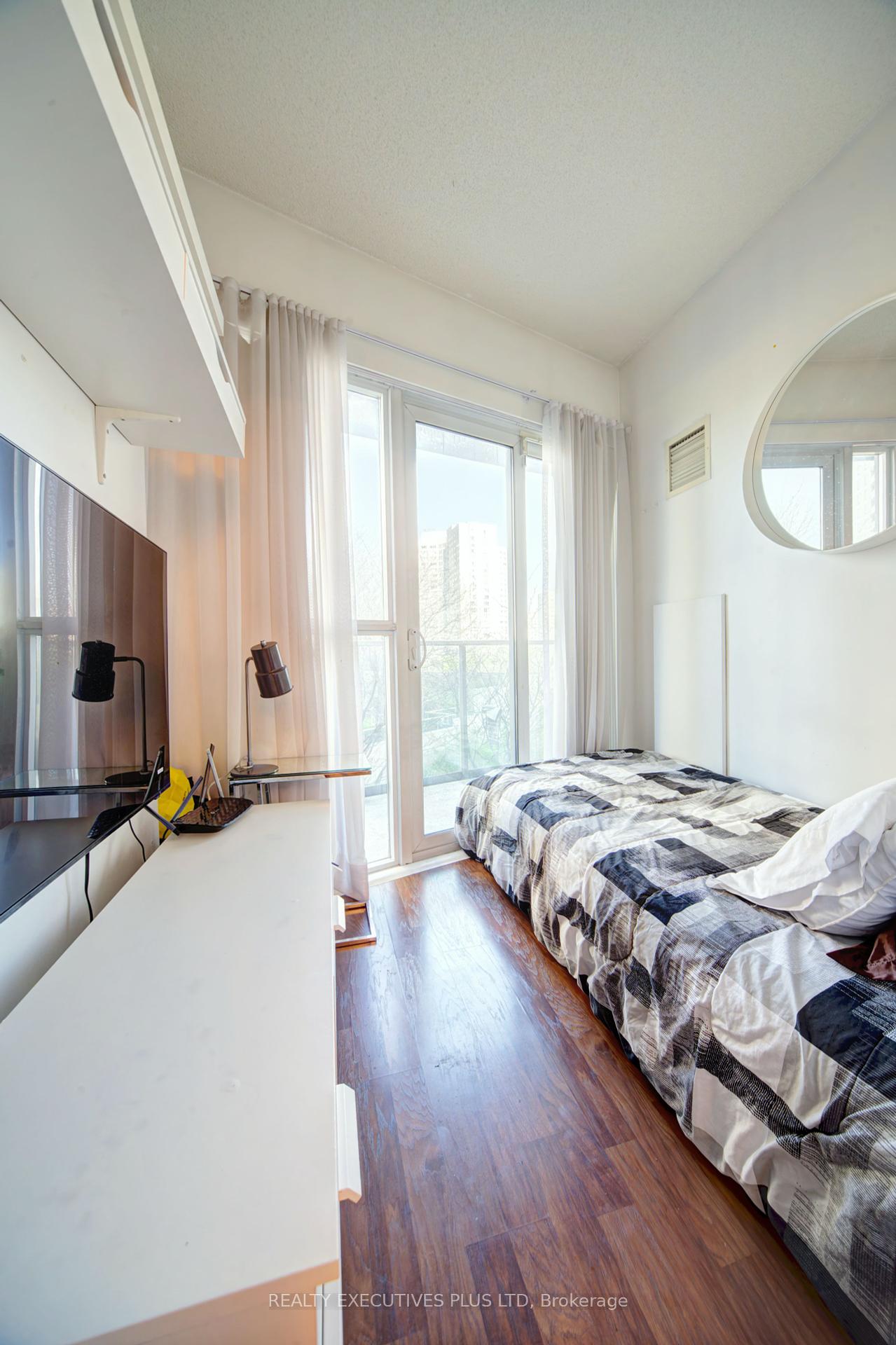 3 Bedrooms Condo at 60 Absolute, Mississauga For sale