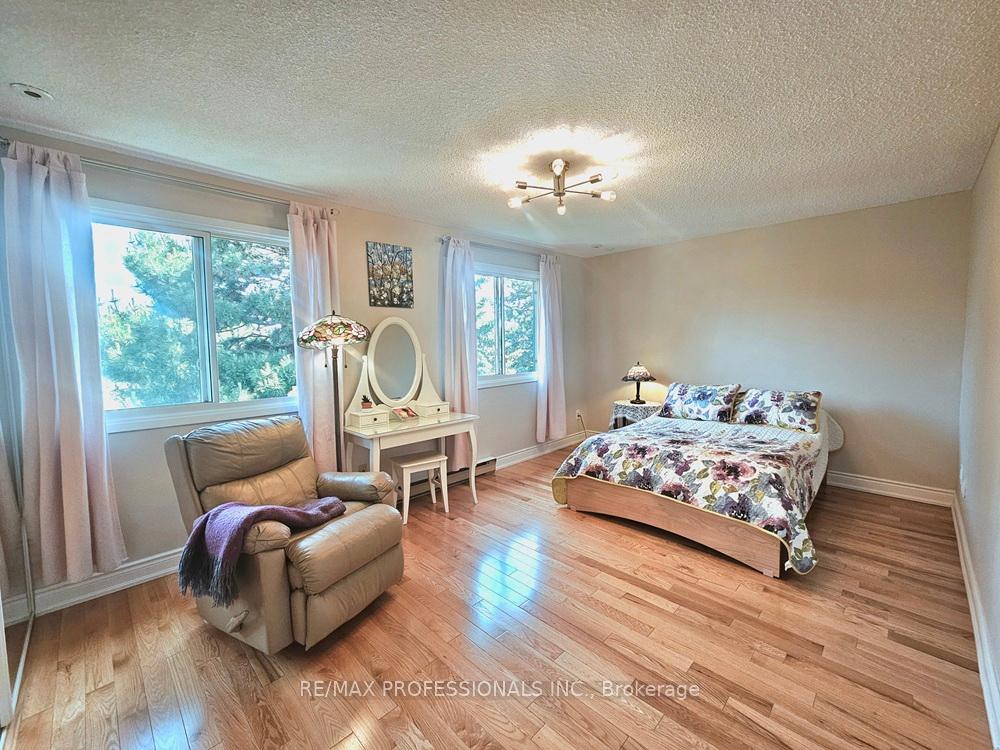 4 Bedrooms Condo at 2651 Aquitaine, Mississauga For sale