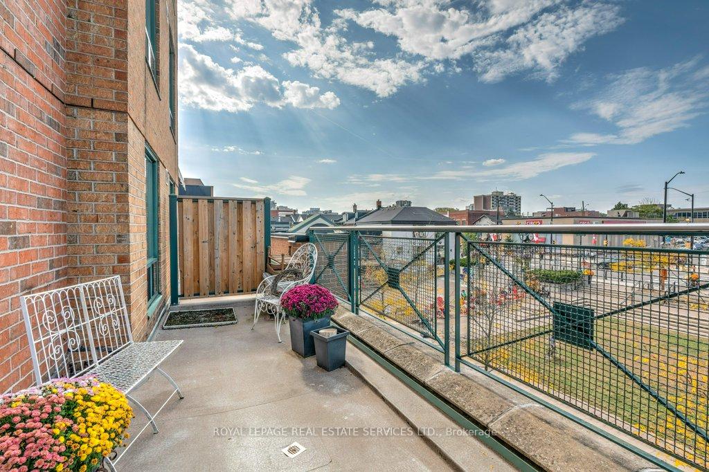 2 Bedrooms Condo at 221 Robinson,  Oakville For sale