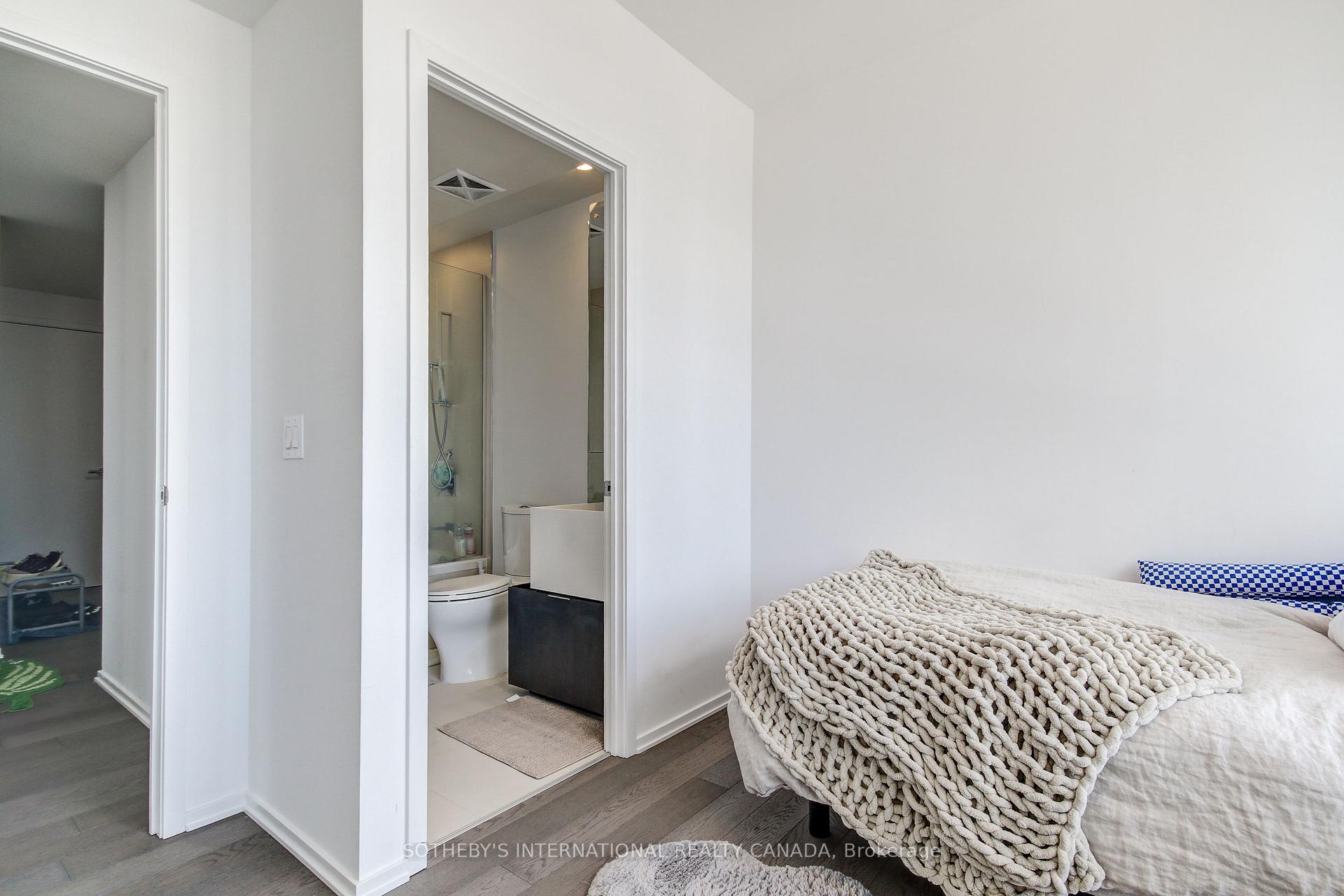 2 Bedrooms Condo at 1 Bloor, Toronto For sale