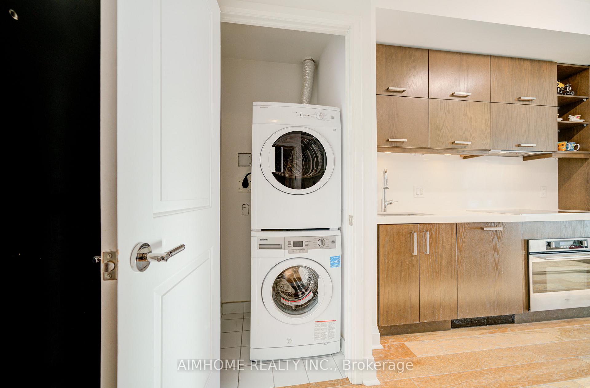 2 Bedrooms Condo at 1080 Bay, Toronto For sale