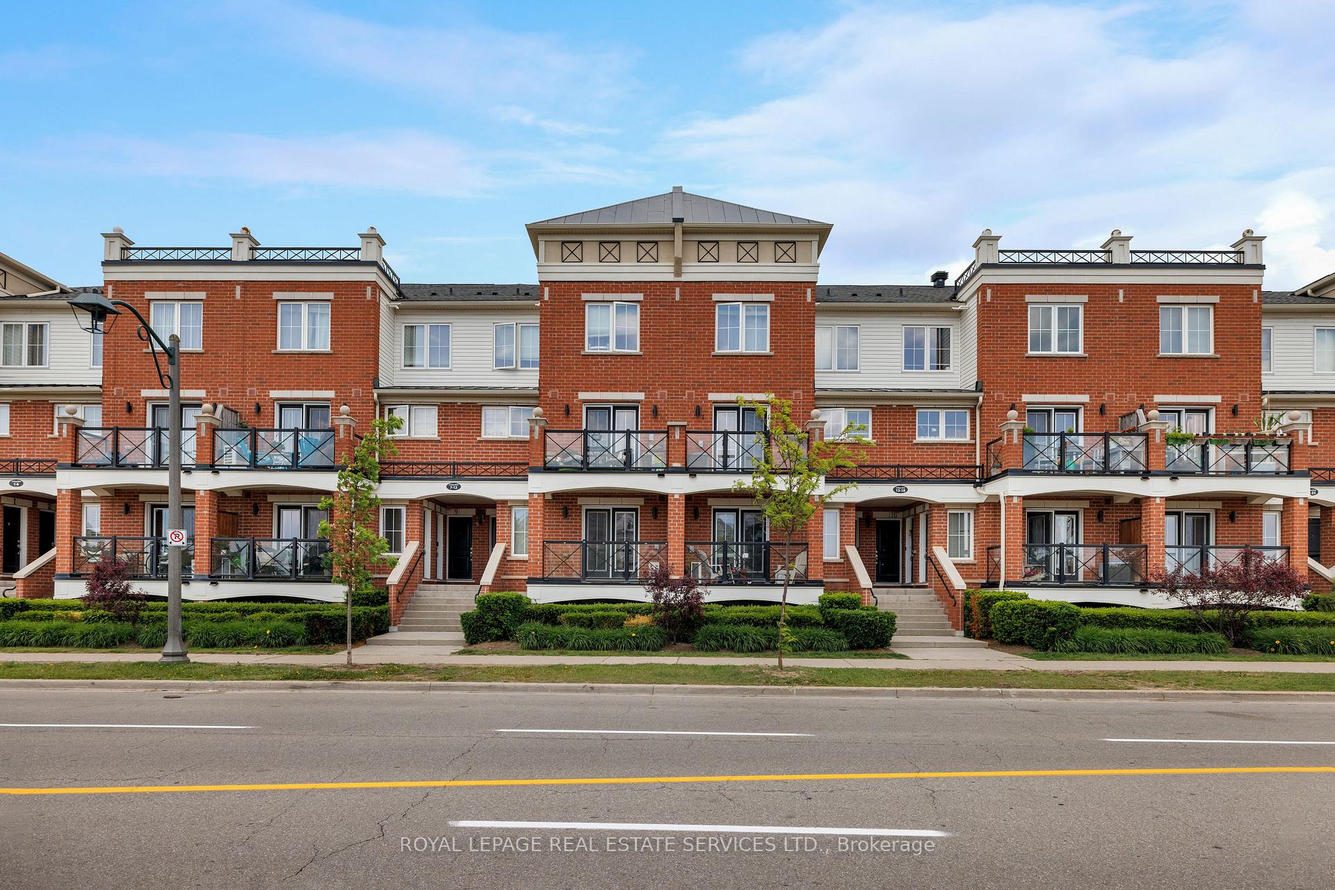 2 Bedrooms Condo at 15 Hays, Oakville For sale
