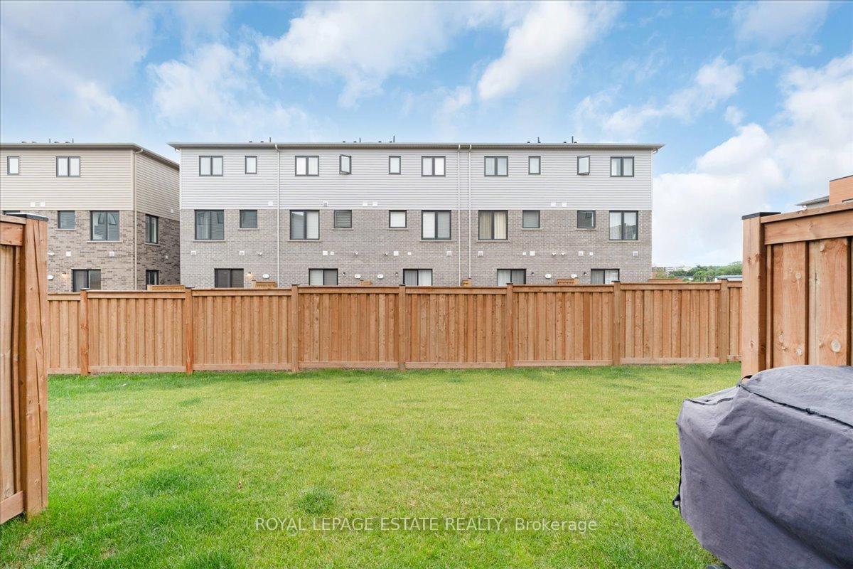 3 Bedrooms Condo at 39 Radison, Hamilton For sale