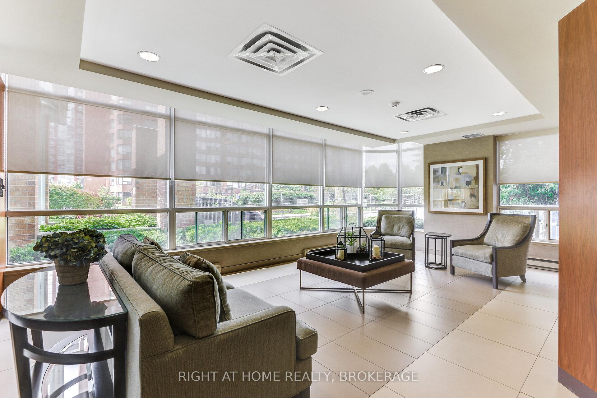 3 Bedrooms Condo at 1276 Maple Crossing, Burlington For sale