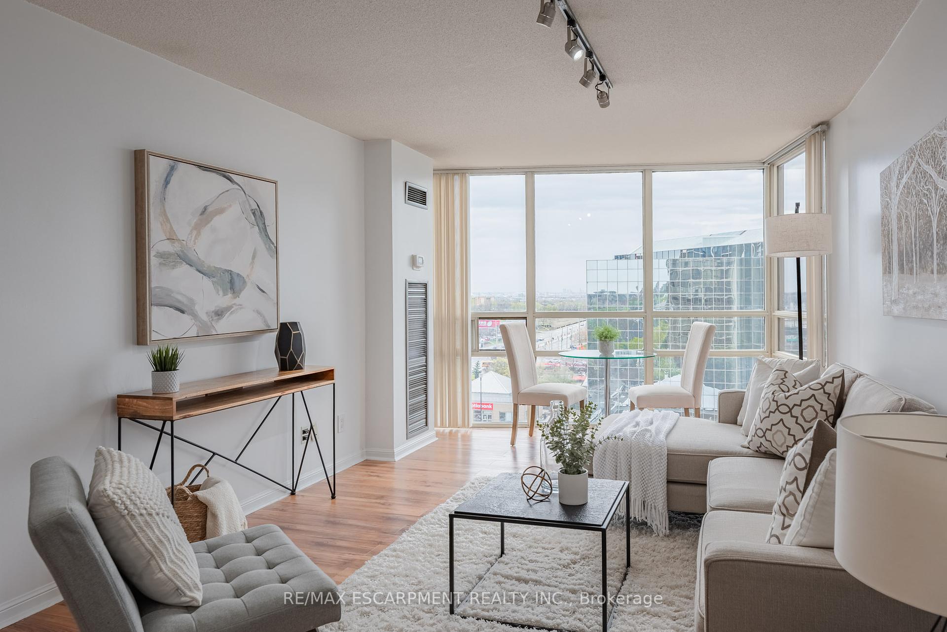 1 Bedroom Condo at 50 Eglinton, Mississauga For sale