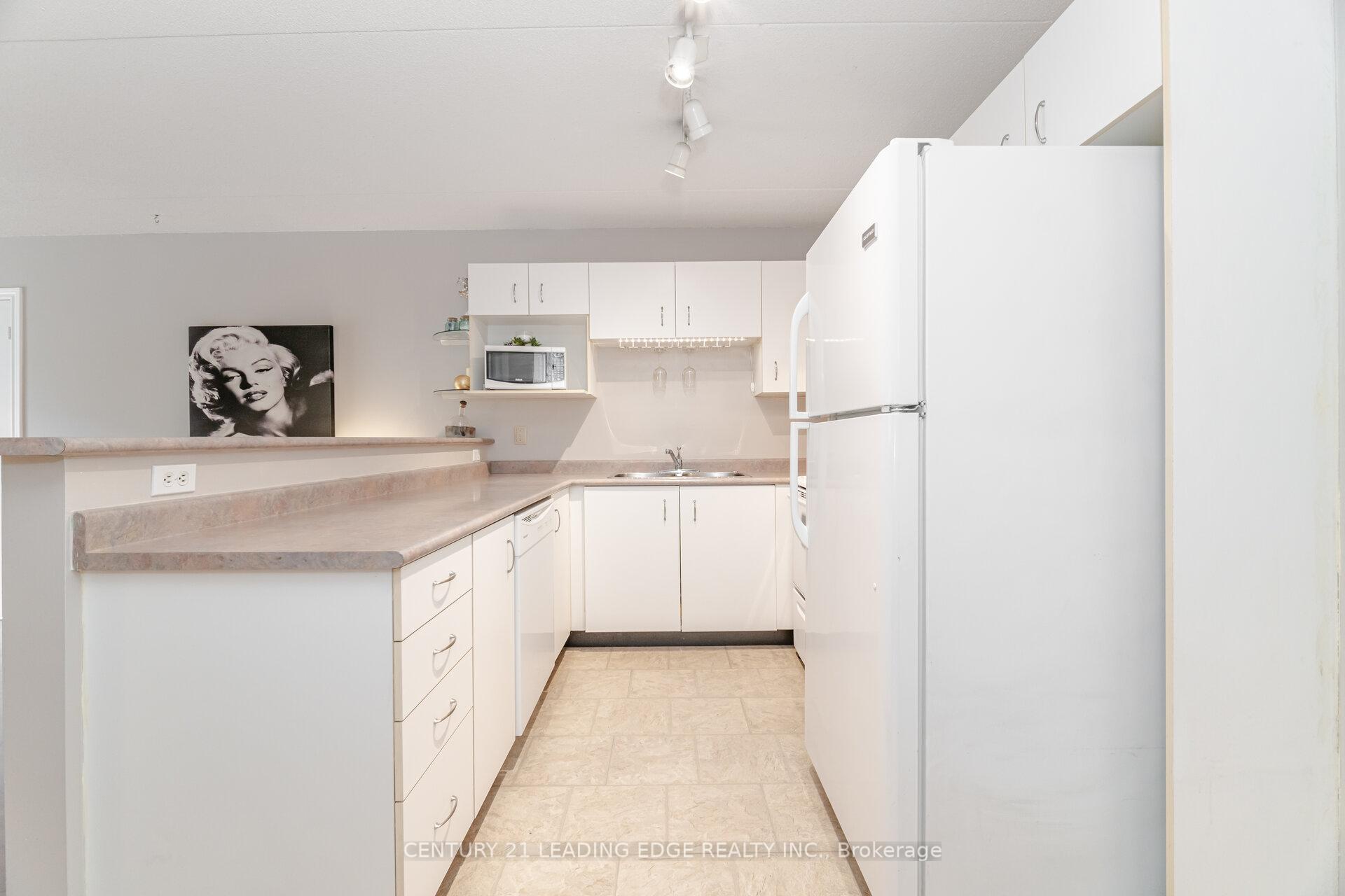 2 Bedrooms Condo at 4005 Kilmer, Burlington For sale