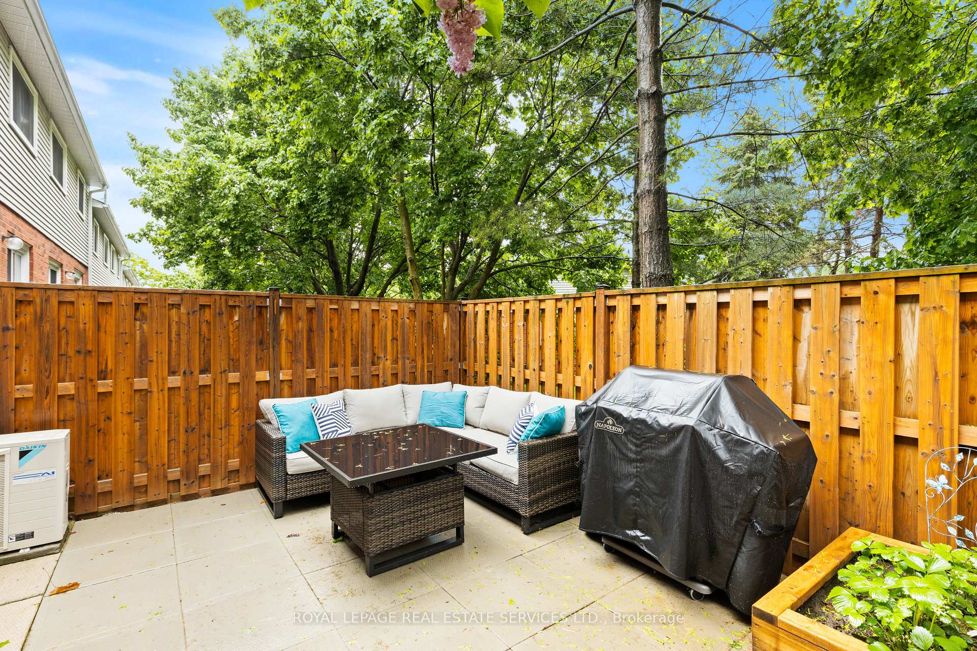 3 Bedrooms Condo at 2065 Amherst Heights, Burlington For sale