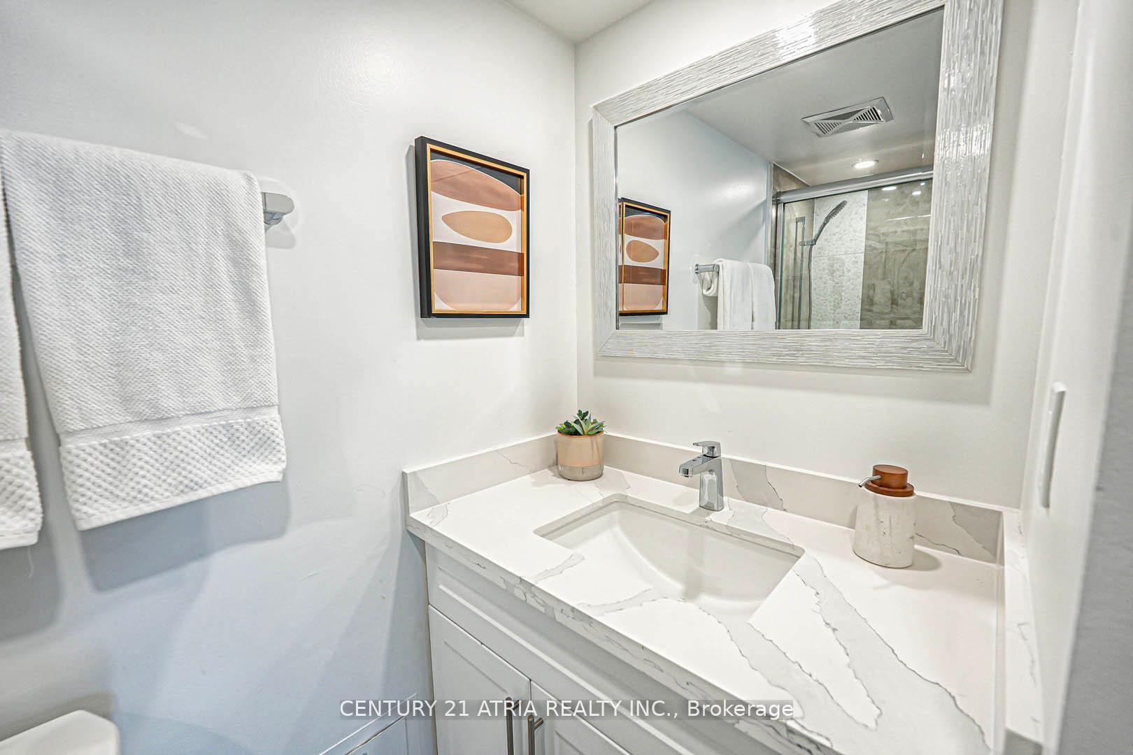 2 Bedrooms Condo at 350 Webb, Mississauga For sale