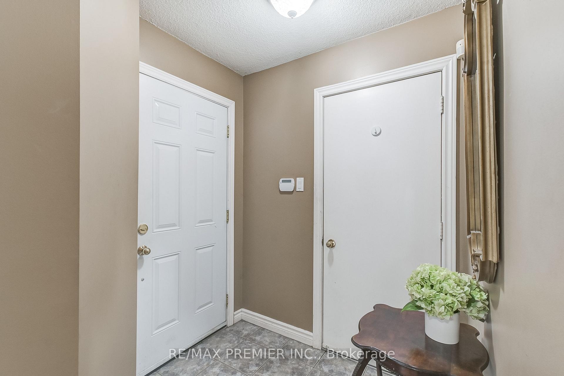 4 Bedrooms Condo at 3600 Colonial, Mississauga For sale