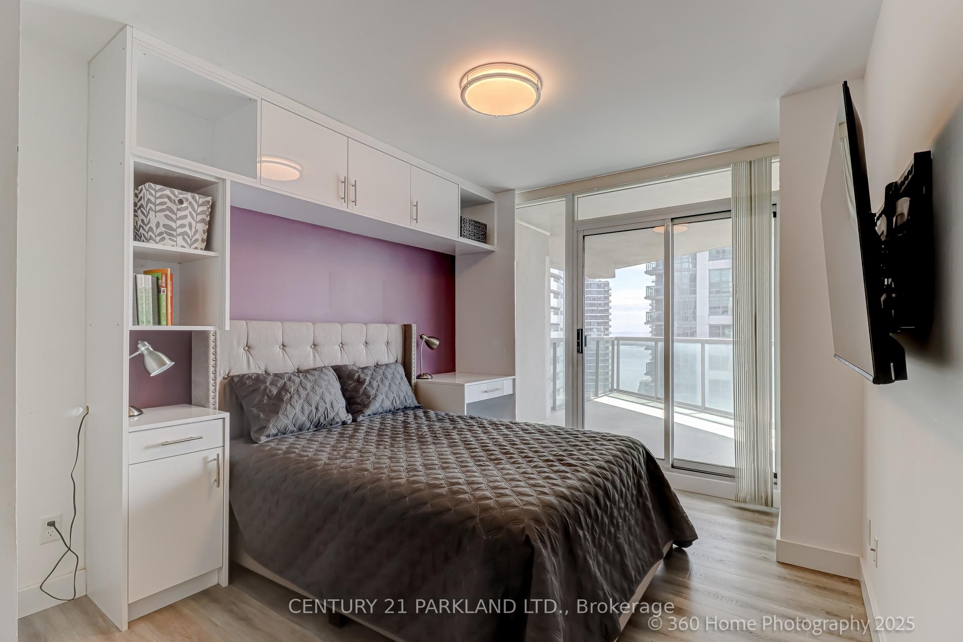 2 Bedrooms Condo at 30 Grand Trunk, Toronto For sale