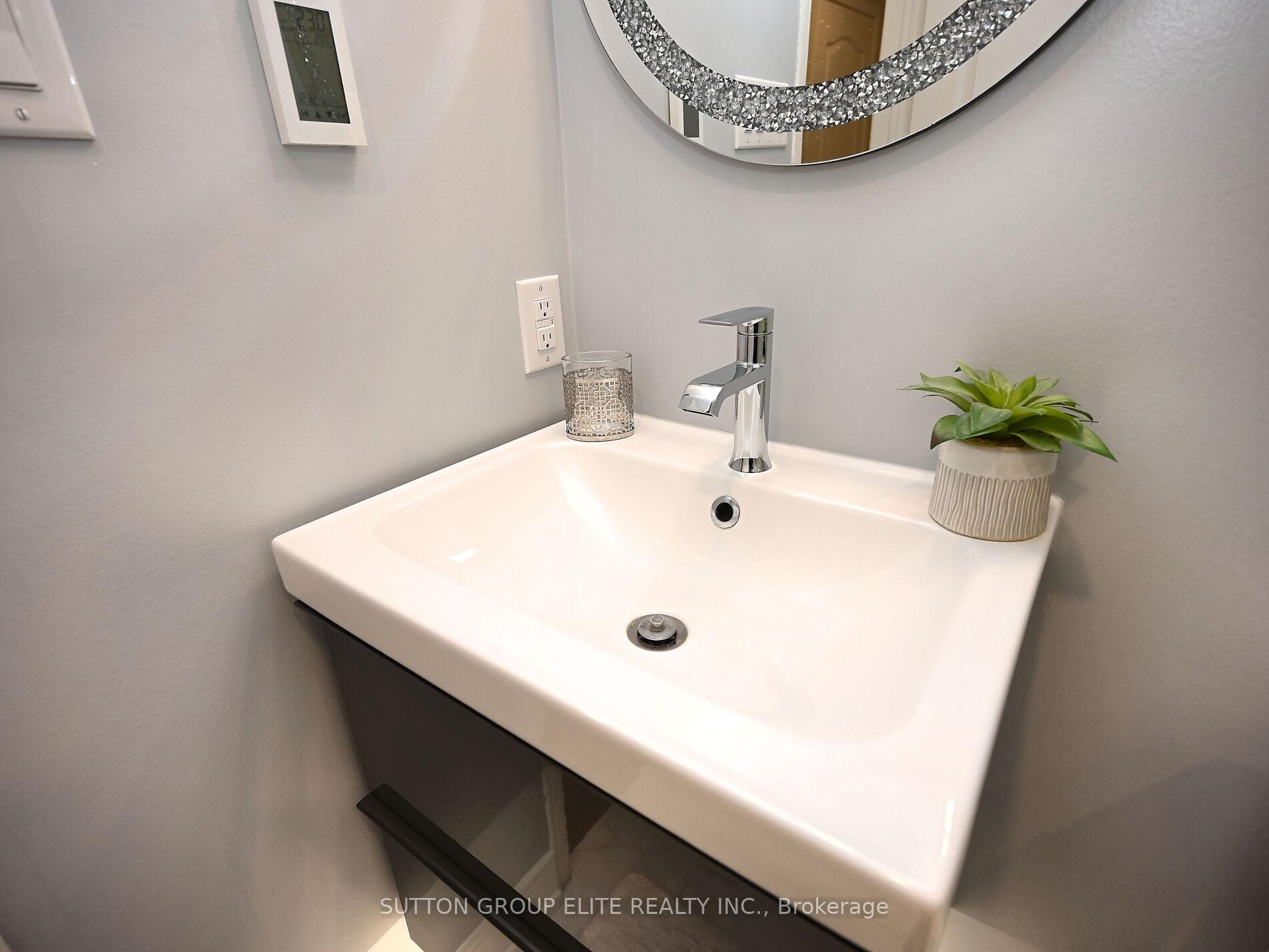 3 Bedrooms Condo at 601 Shoreline, Mississauga For sale