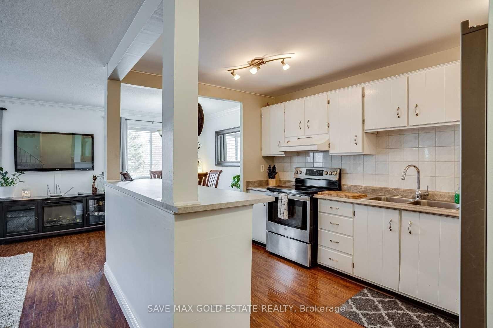 4 Bedrooms Condo at 1066 FALGARWOOD, Oakville For sale