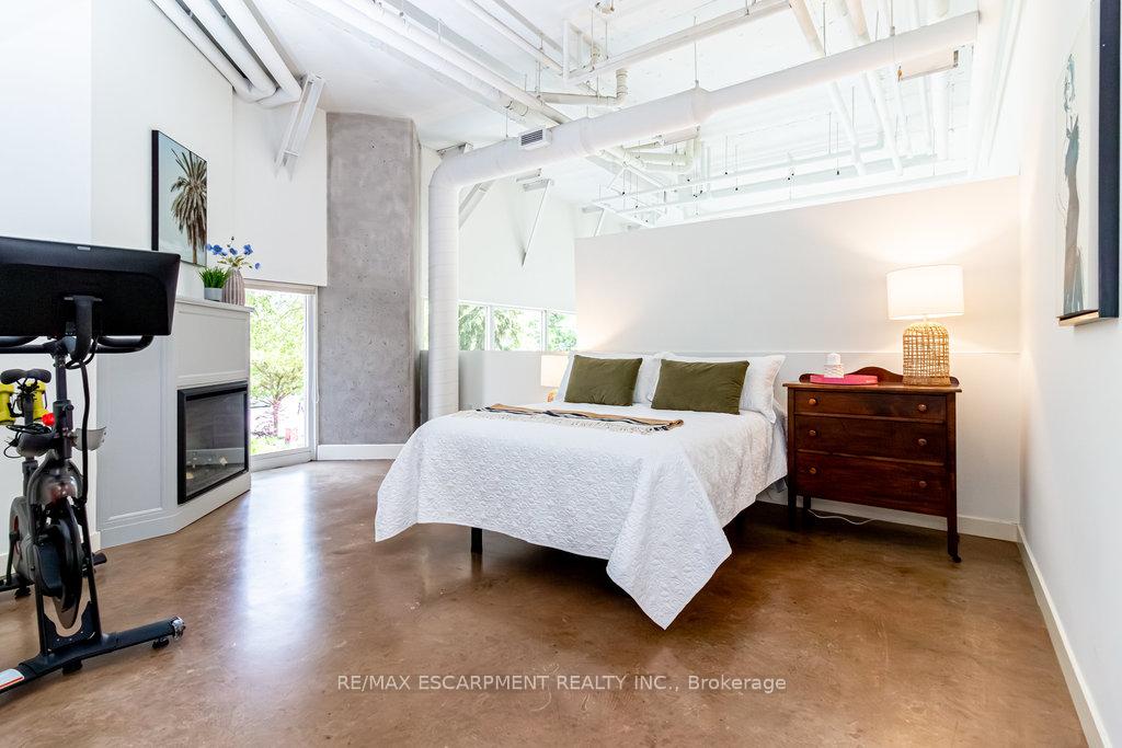 2 Bedrooms Condo at 66 Bay, Hamilton For sale