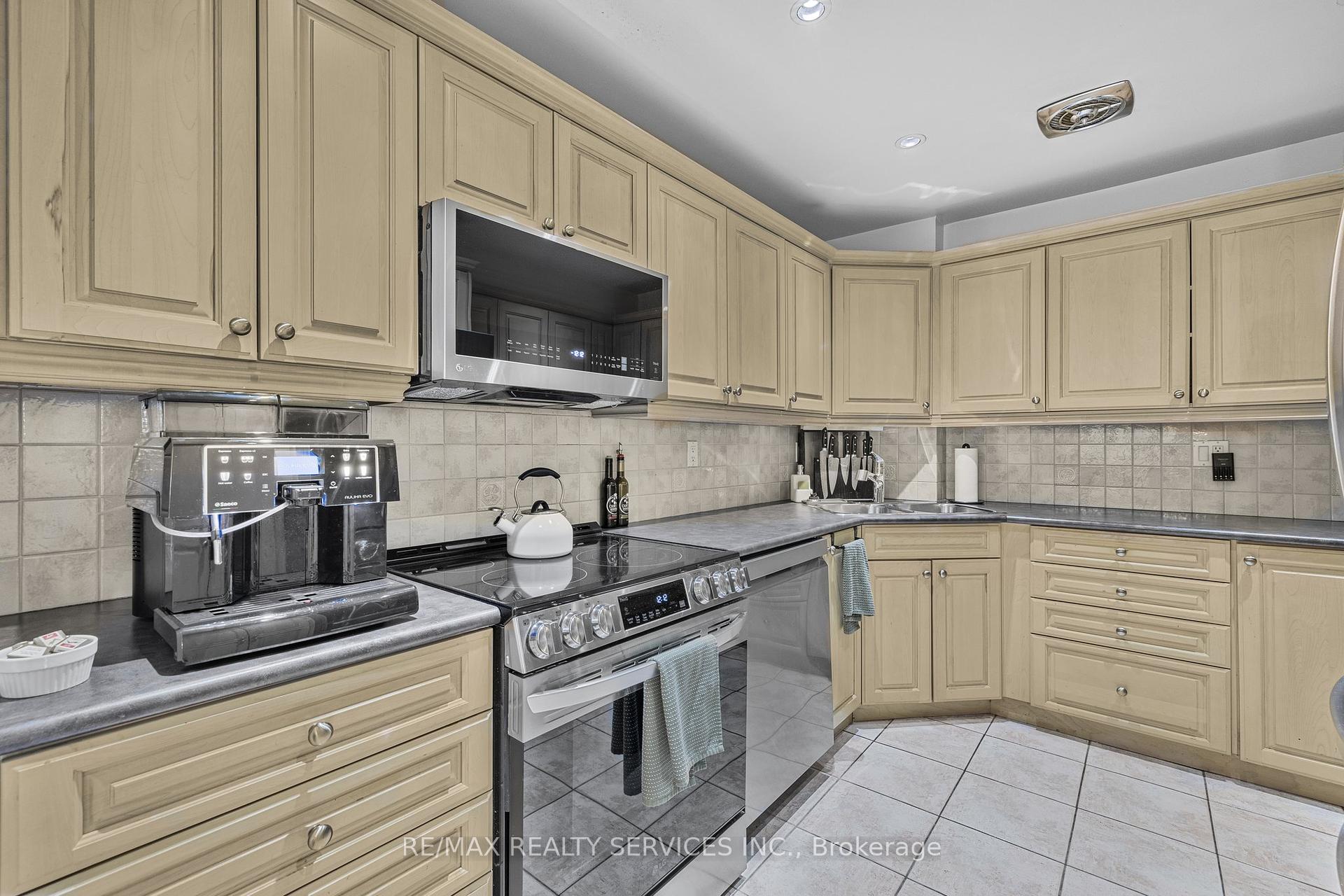 2 Bedrooms Condo at 15 Elizabeth, Mississauga For sale
