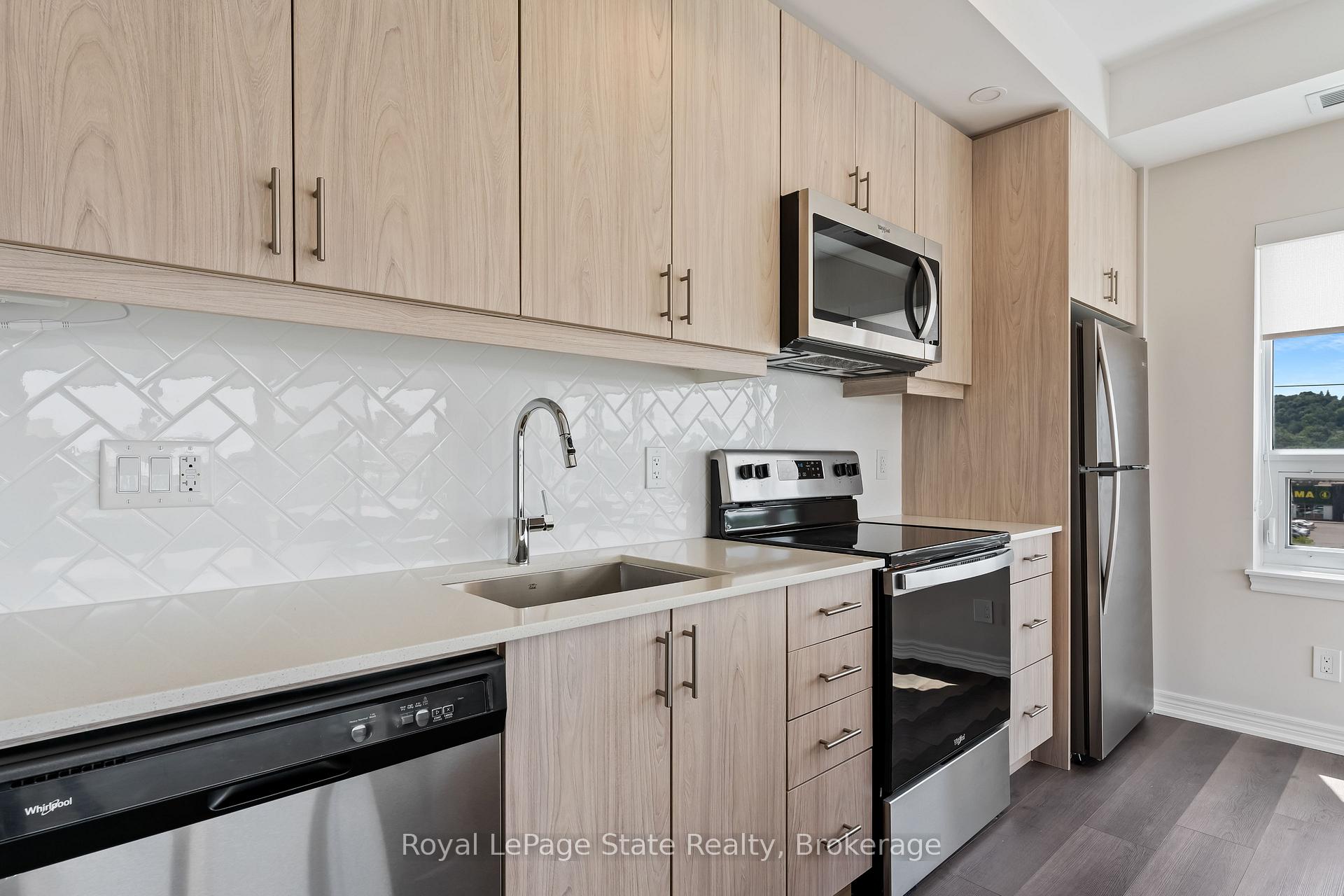 2 Bedrooms Condo at 121 8,  Hamilton For sale
