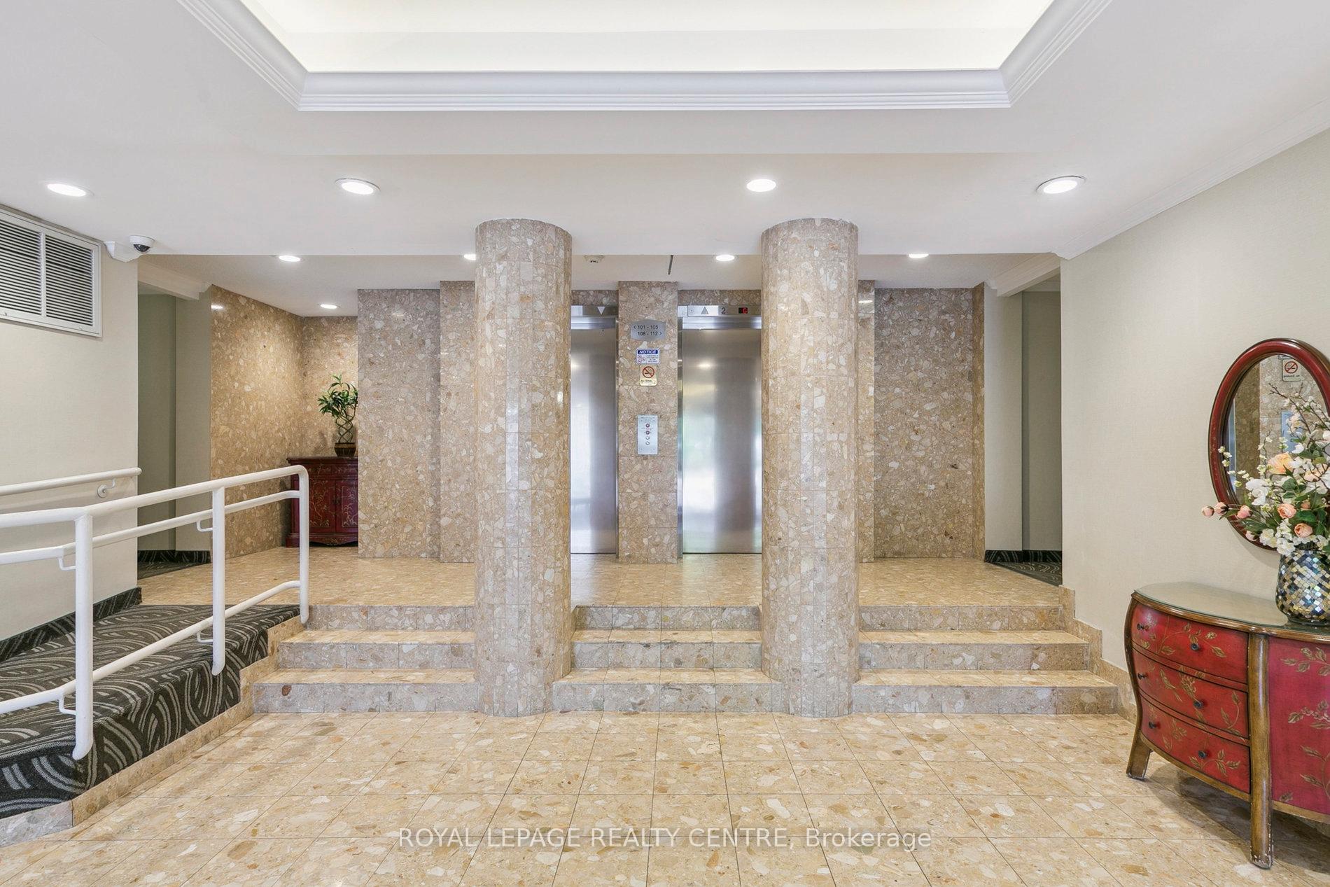 3 Bedrooms Condo at 1110 Walden, Mississauga For sale