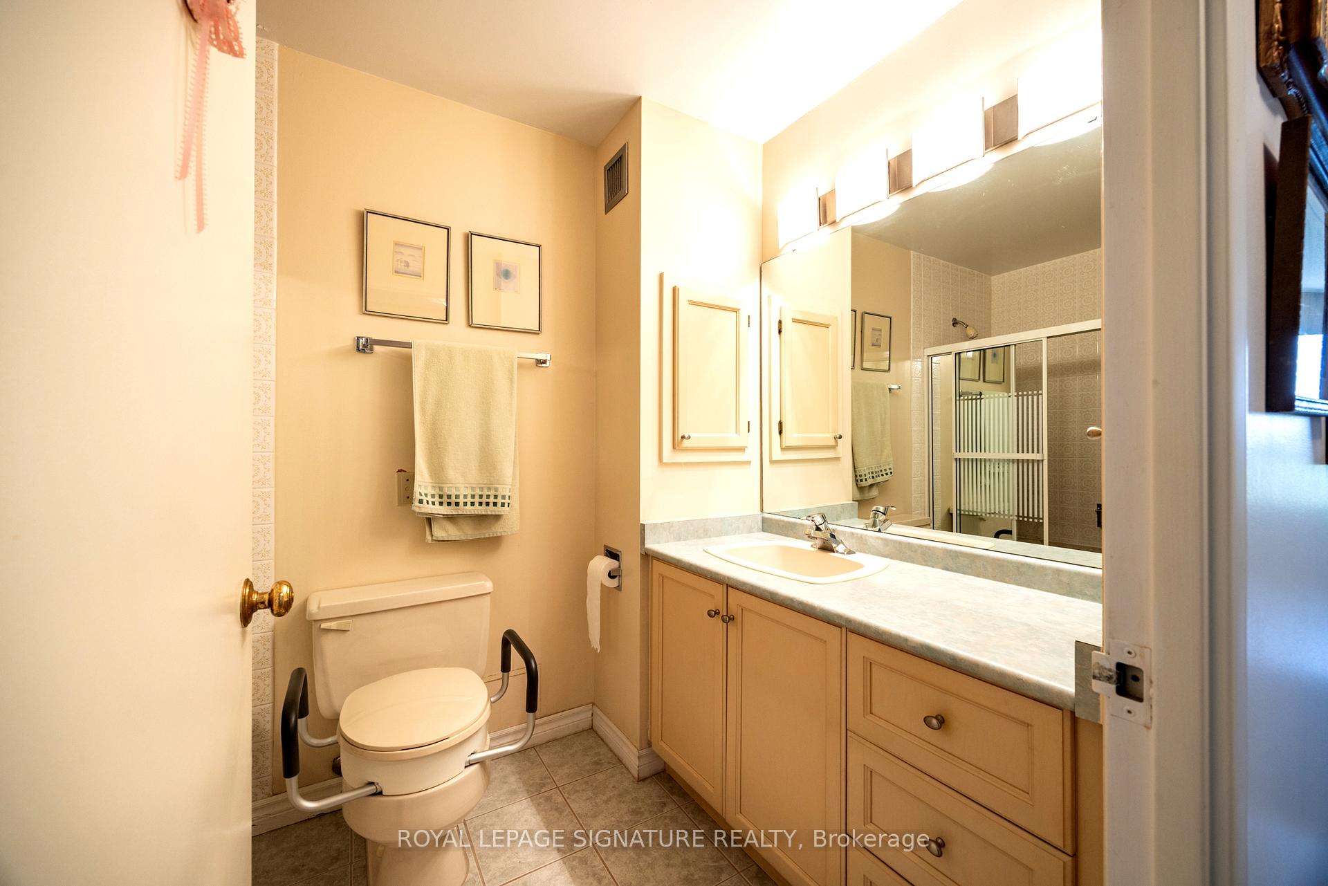 3 Bedrooms Condo at 1300 Bloor, Mississauga For sale