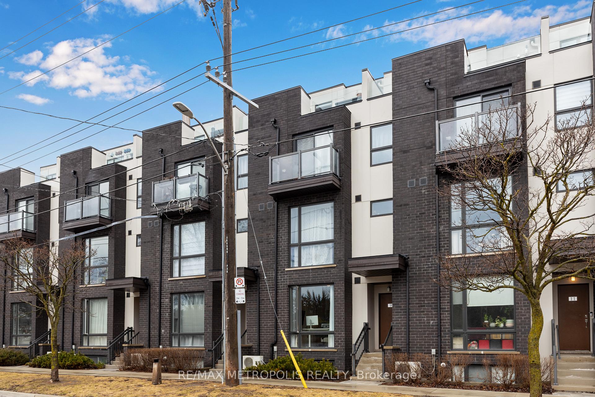 2 Bedrooms Condo at 24 Fieldway,  Toronto For sale