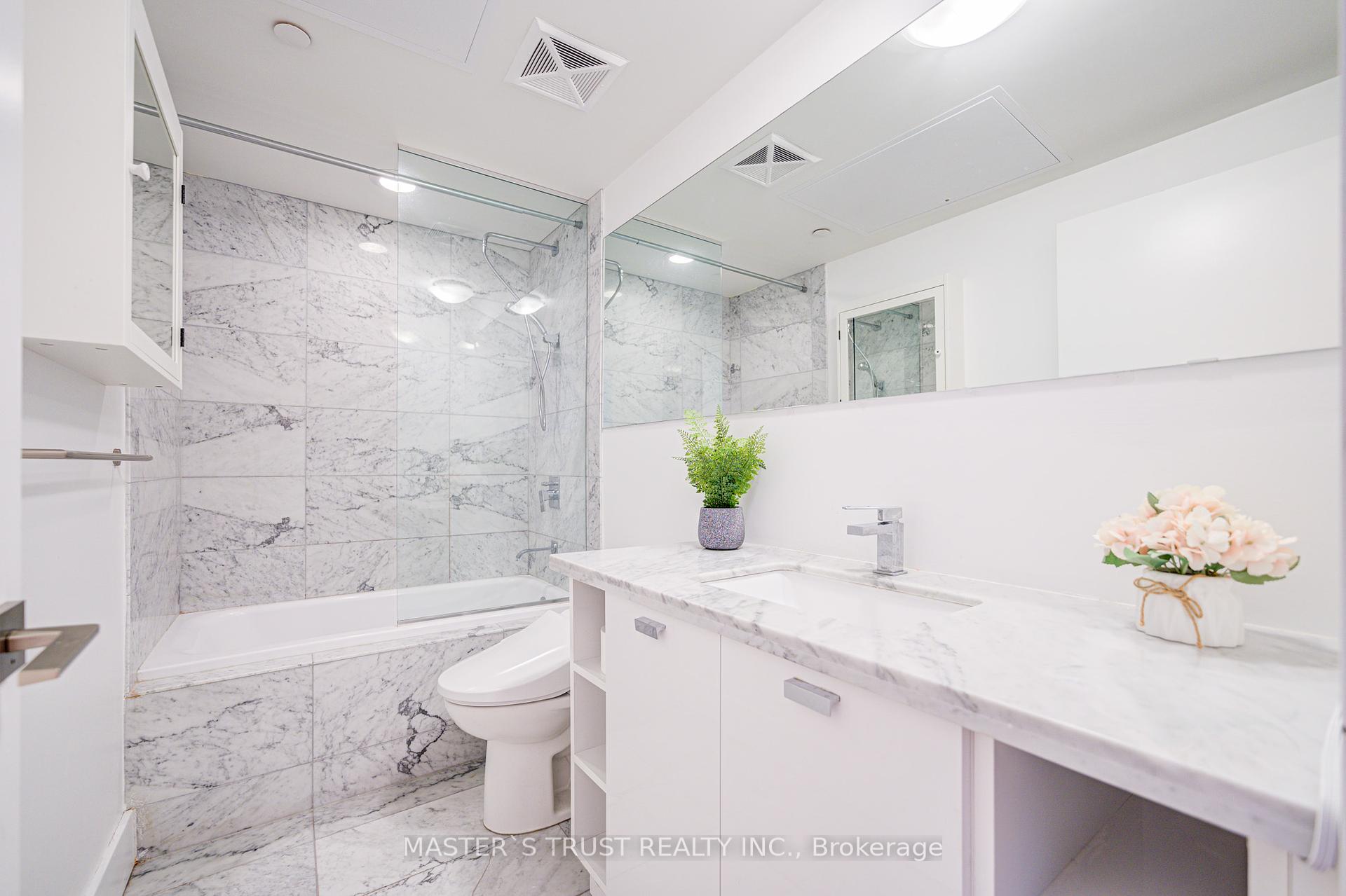 2 Bedrooms Condo at 32 Davenport, Toronto For sale