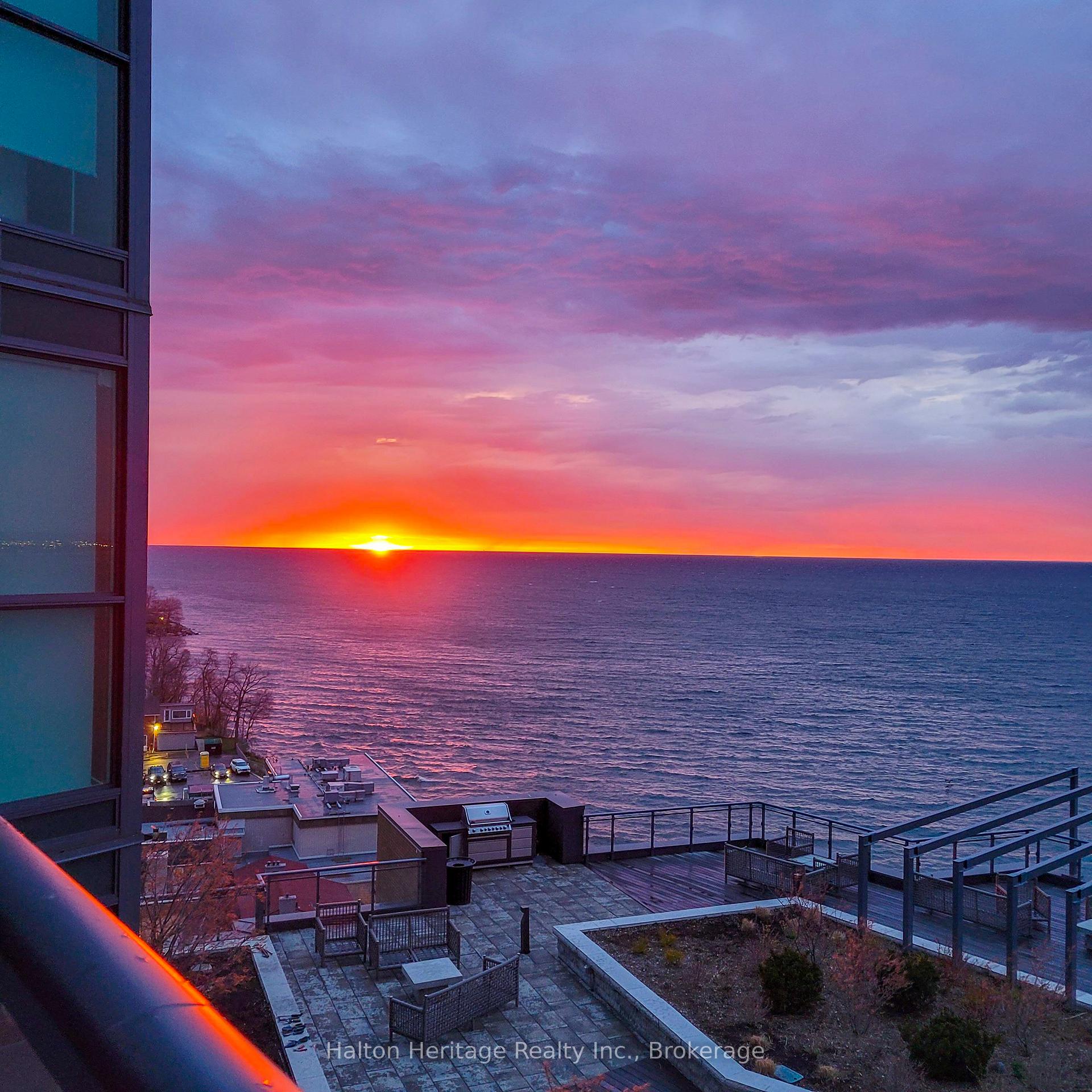 2 Bedrooms Condo at 2060 Lakeshore, Burlington For sale