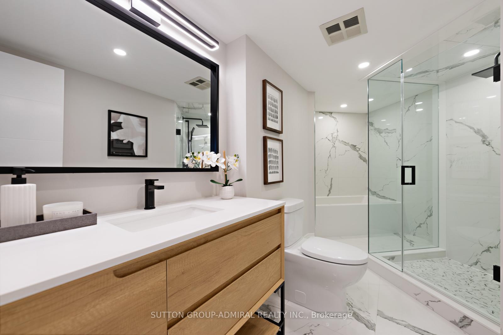 2 Bedrooms Condo at 7 Townsgate, Vaughan For sale