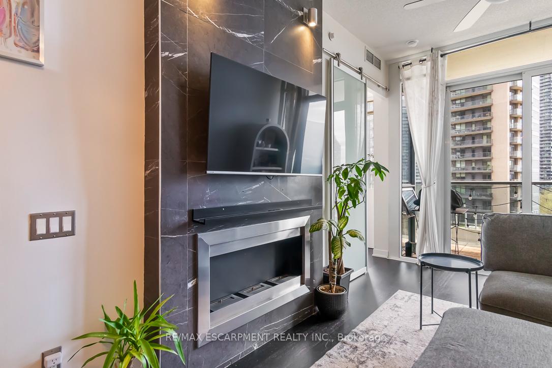 2 Bedrooms Condo at 88 Park Lawn,  Toronto For sale