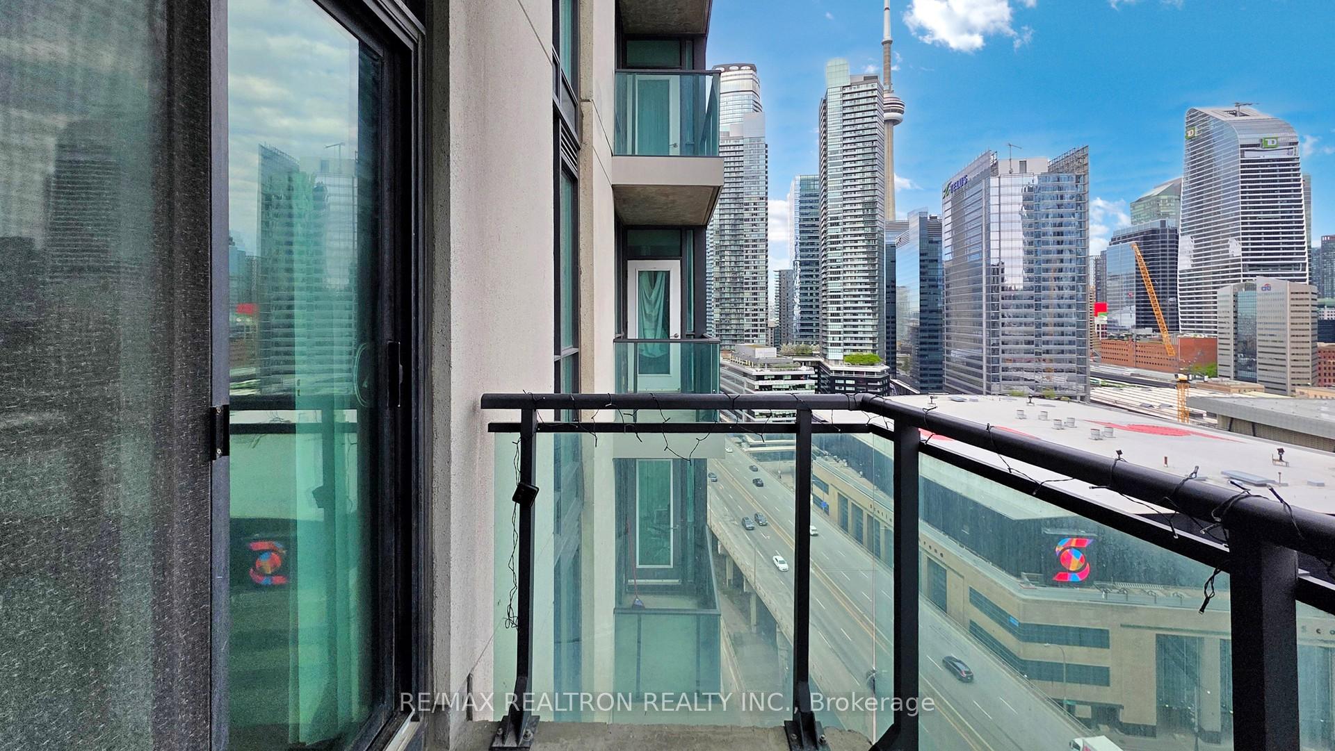 1 Bedroom Condo at 18 Harbour, Toronto For sale
