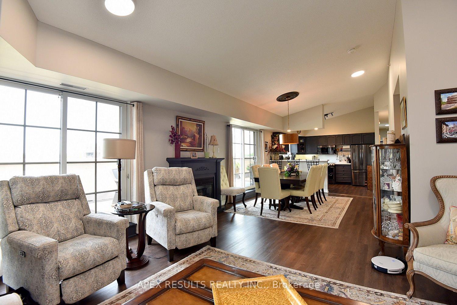 3 Bedrooms Condo at 262 Dundas, Hamilton For sale