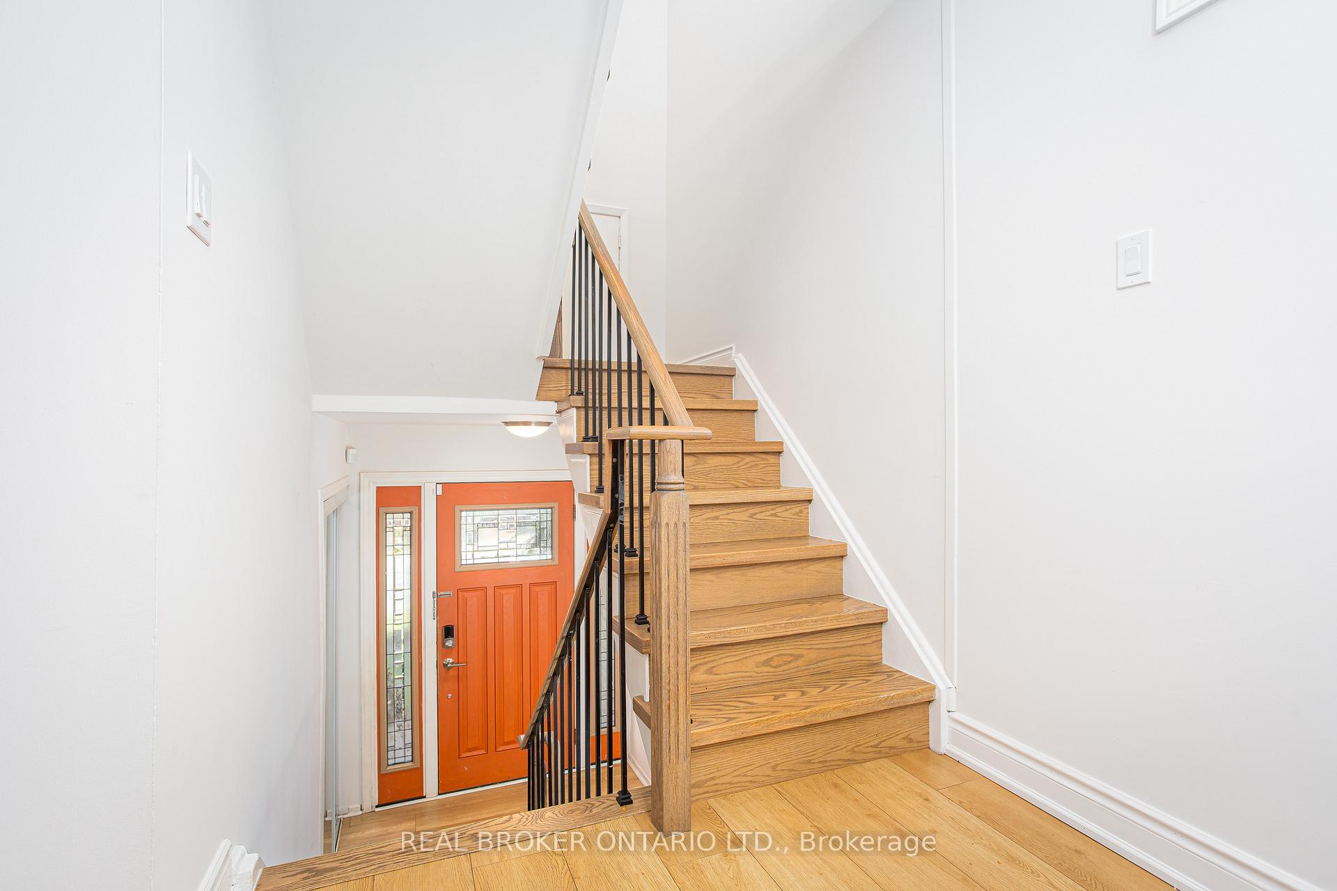 3 Bedrooms Semi-Detached at 1135 McCraney, Oakville For sale