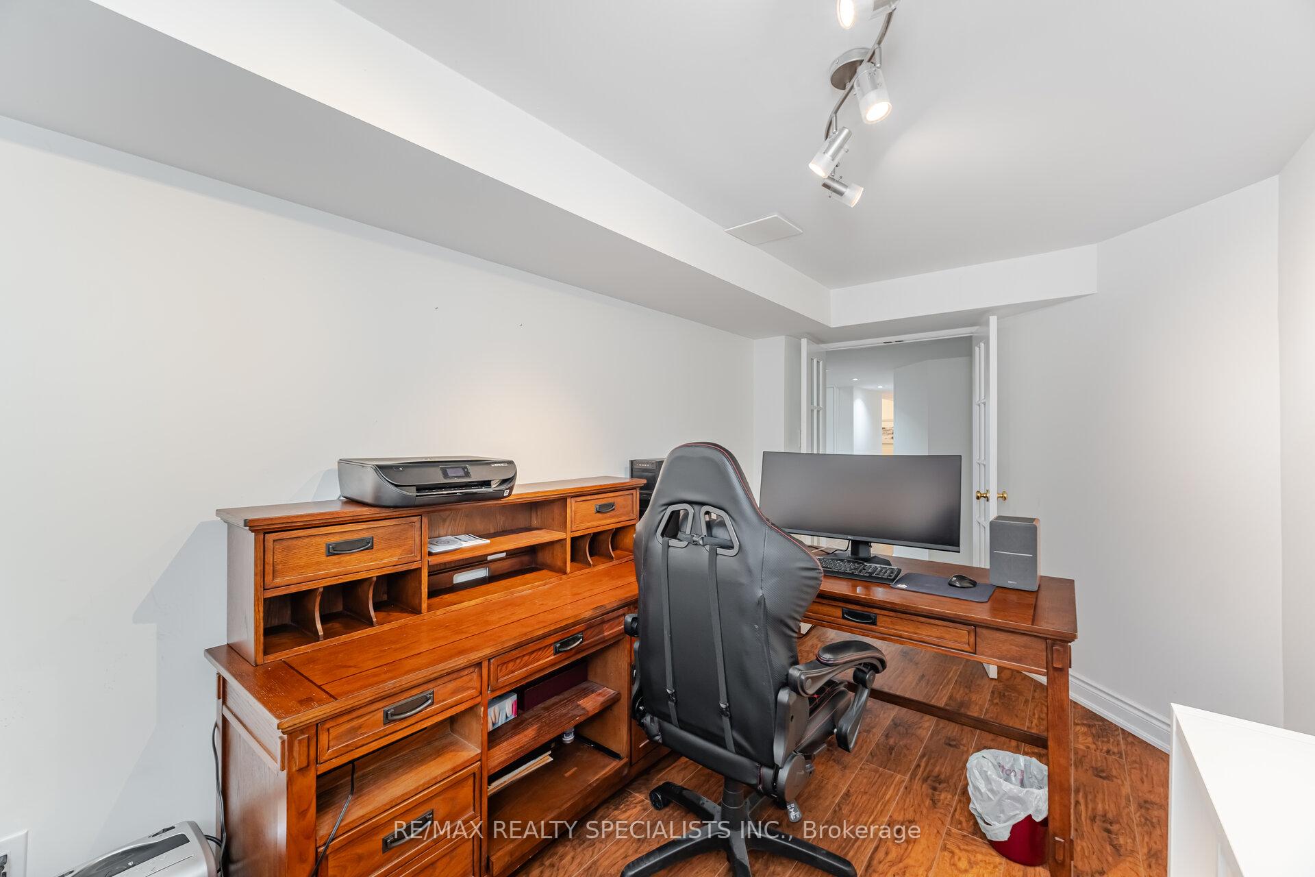 4 Bedrooms Condo at 5230 Glen Erin, Mississauga For sale
